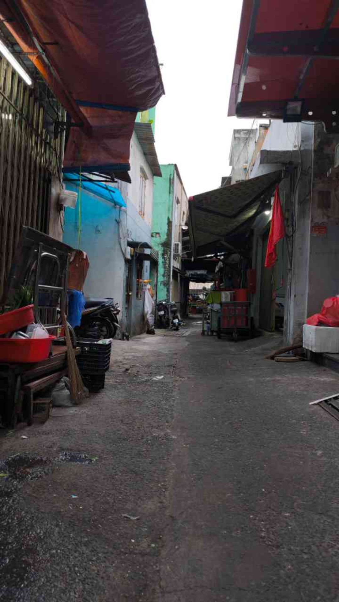 Nhà 4 tầng chắc chắn gần chợ Nguyễn Sơn, vào ở ngay