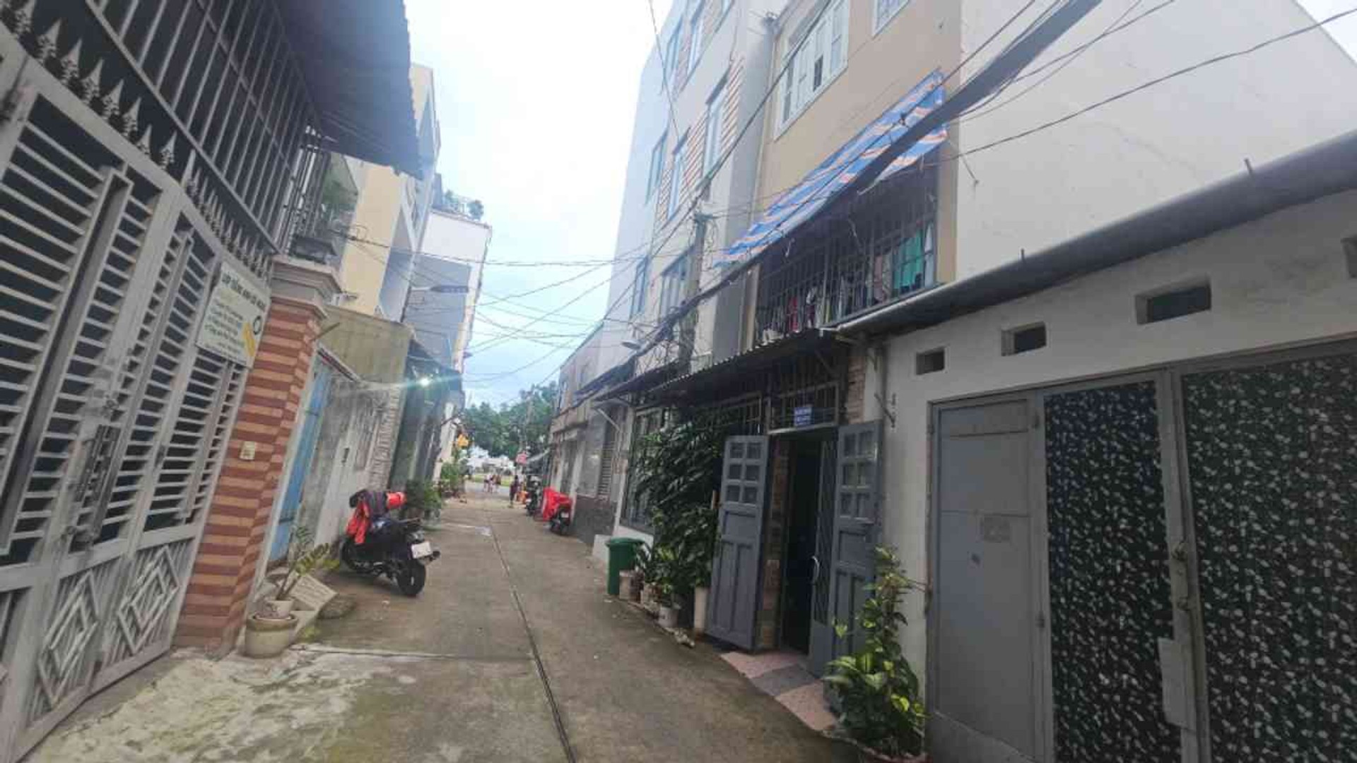 Nhà 1 mặt tiền bờ kè 1 mặt hẻm xe hơi thông - 4 Tầng - 5PN - Khu phân lô Nguyễn Văn Dung