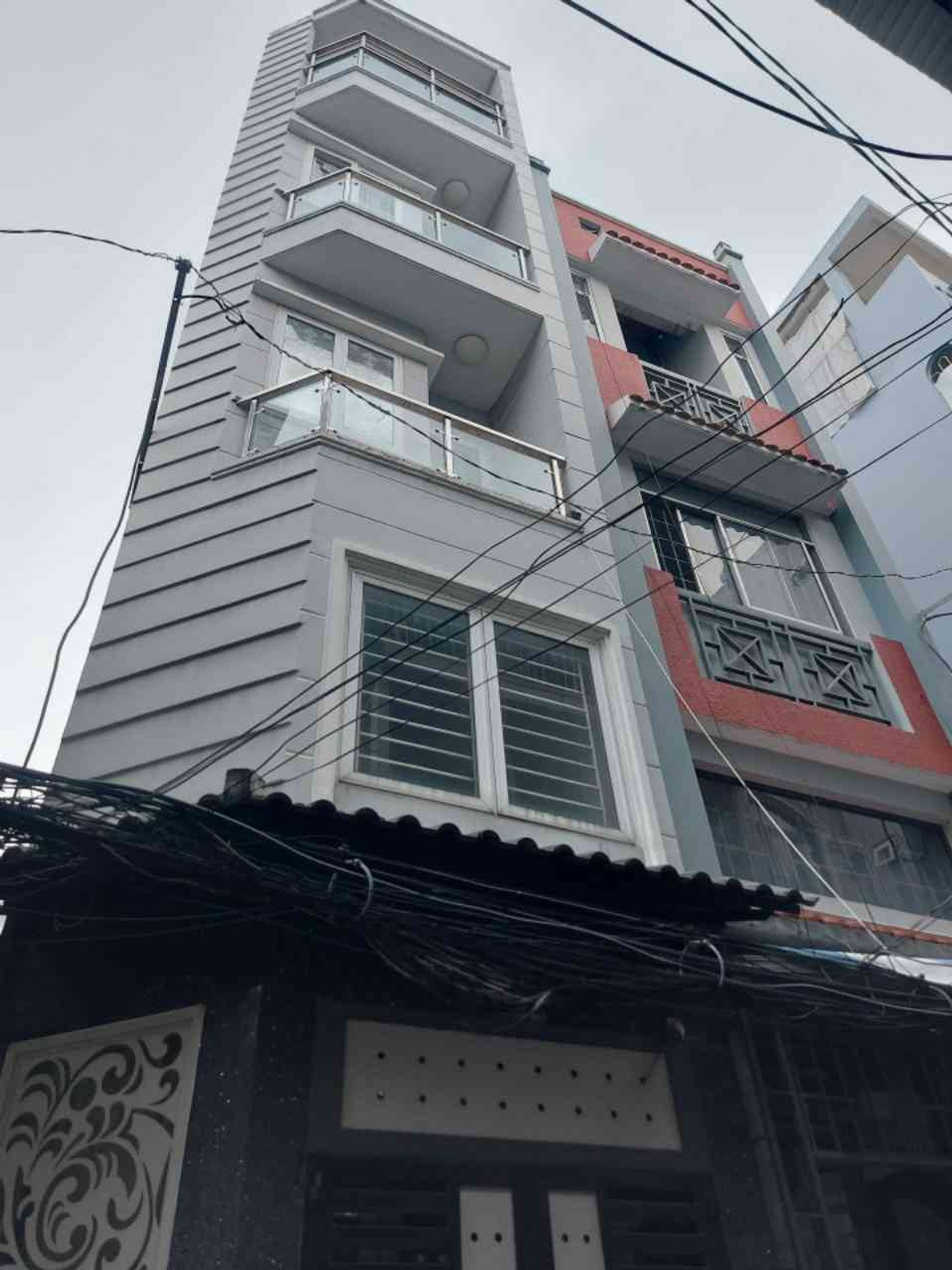Nhà phố 2 tầng mặt tiền rộng quận 1, giá tốt bất ngờ