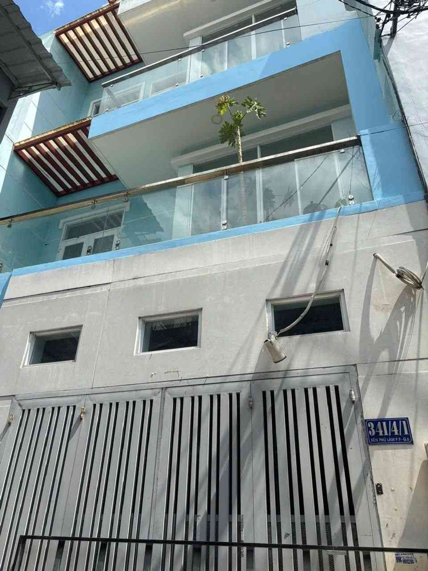 - Ngang 5.7 m dài 8.7 m .
- Nhà 4 tầng 5PN , 4 WC , khoảng sân trước nhà rộng rãi.