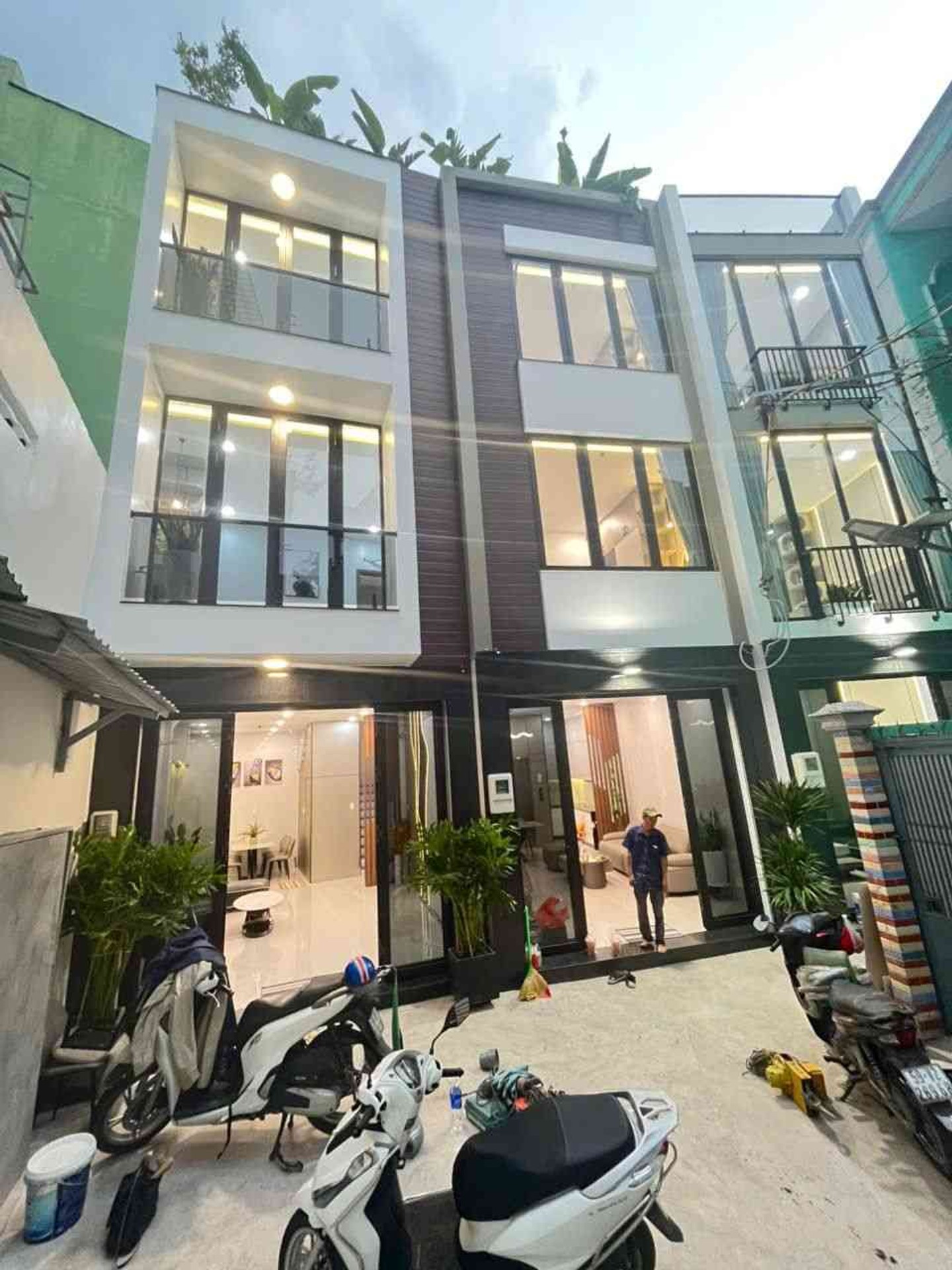 Nhà 4 tầng có thang máy ngay trung tâm Âu Cơ, nhận ngay nội thất xịn