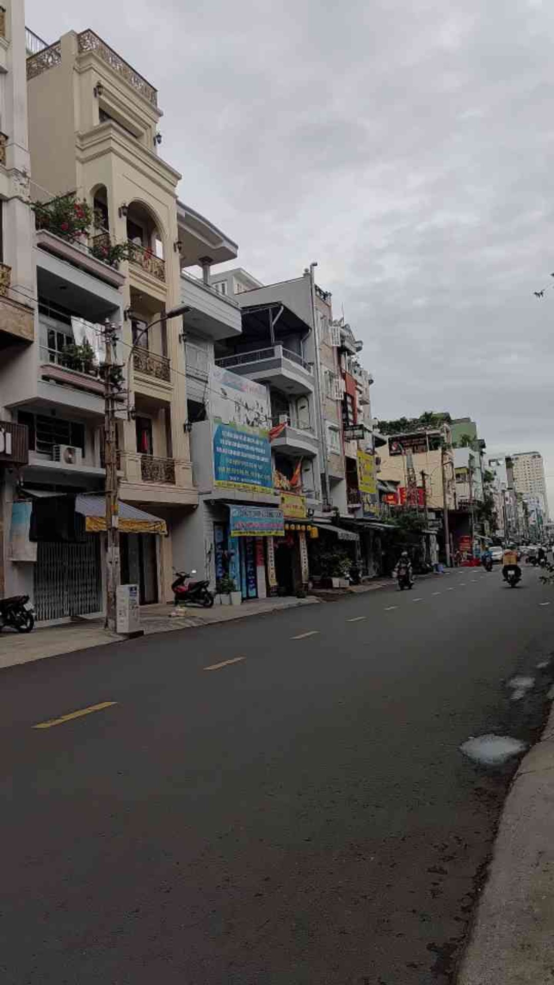 NGUYỄN TIỂU LA - NGUYỄN TRI PHƯƠNG
HẺM THANG 1 TRỤC