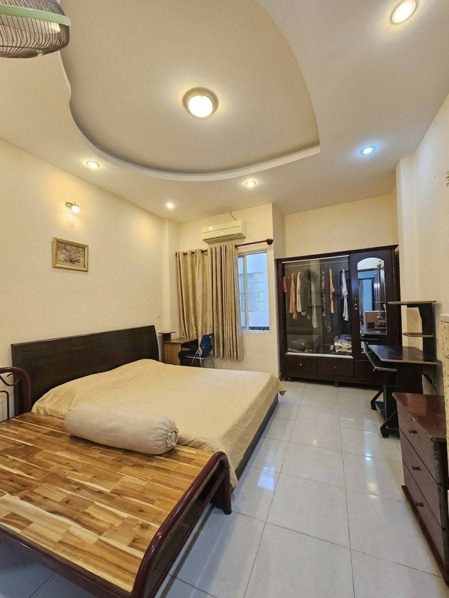 🔥 HÒA BÌNH – ĐẦM SEN – 4 TẦNG, 6 PHÒNG – CHỈ 8.999 TỶ.

🏡 4x18m • đường 10m thông • nhà 4 tầng có