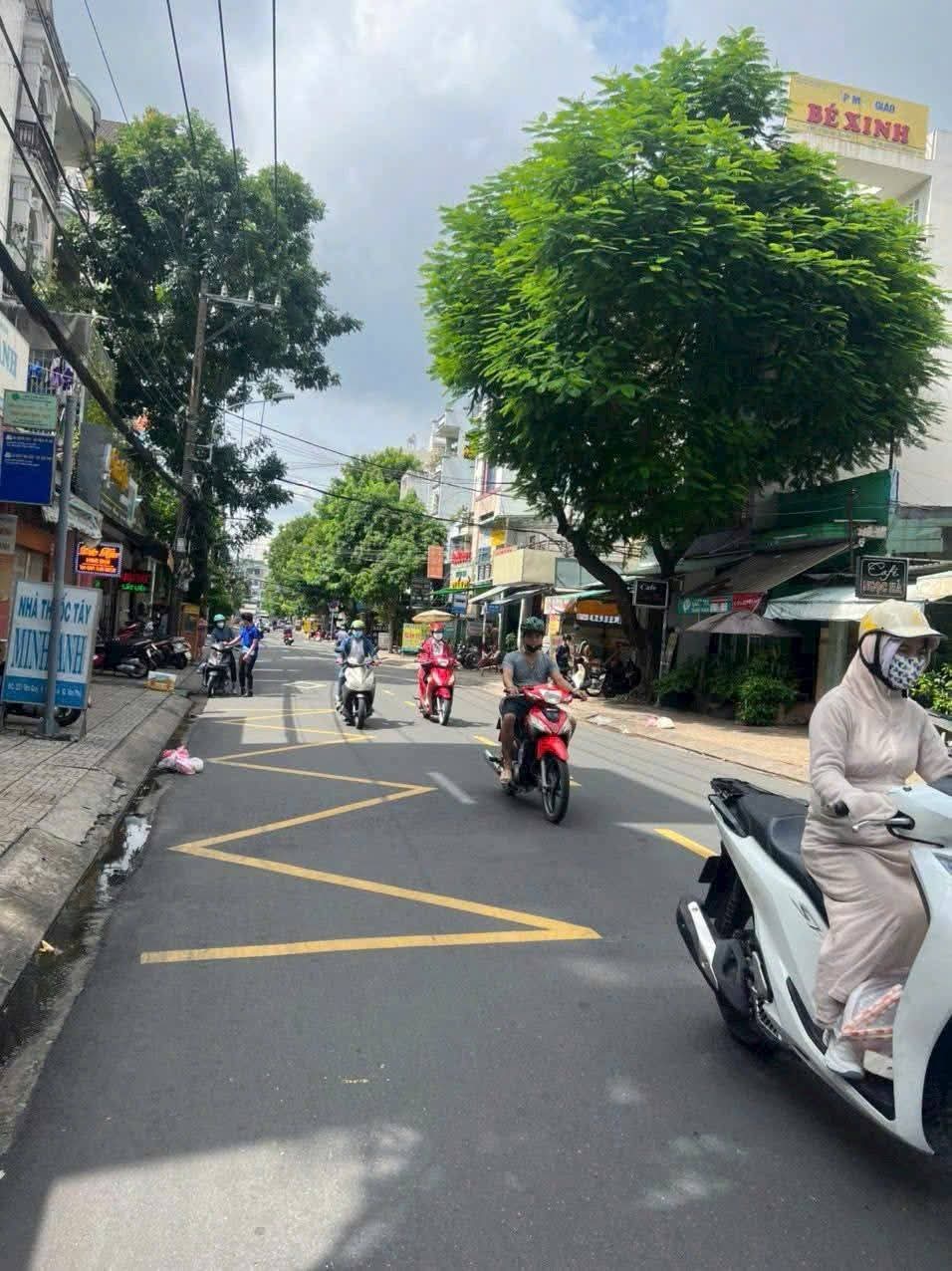 Bán nhà giáp khu sân bay, vị trí kinh doanh sầm uất, hẻm nhựa 7m thông, sát MT.