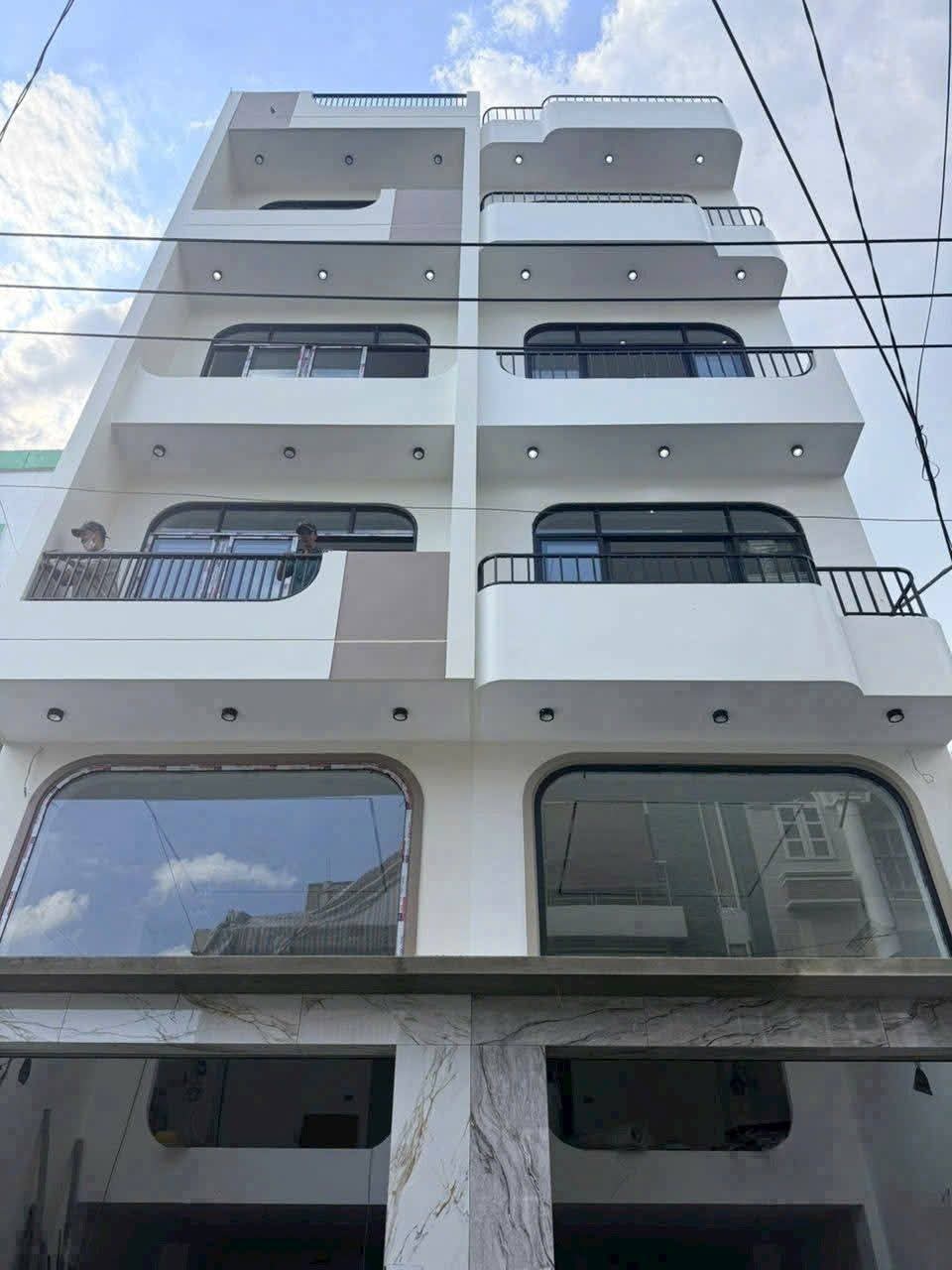 ❤️‍🔥 CHDV CAO CẤP GẦN SÂN BAY – 17 PHÒNG – THU 95TR/THÁNG

🏢 5.5x19m • 6 tầng + sân thượng • than