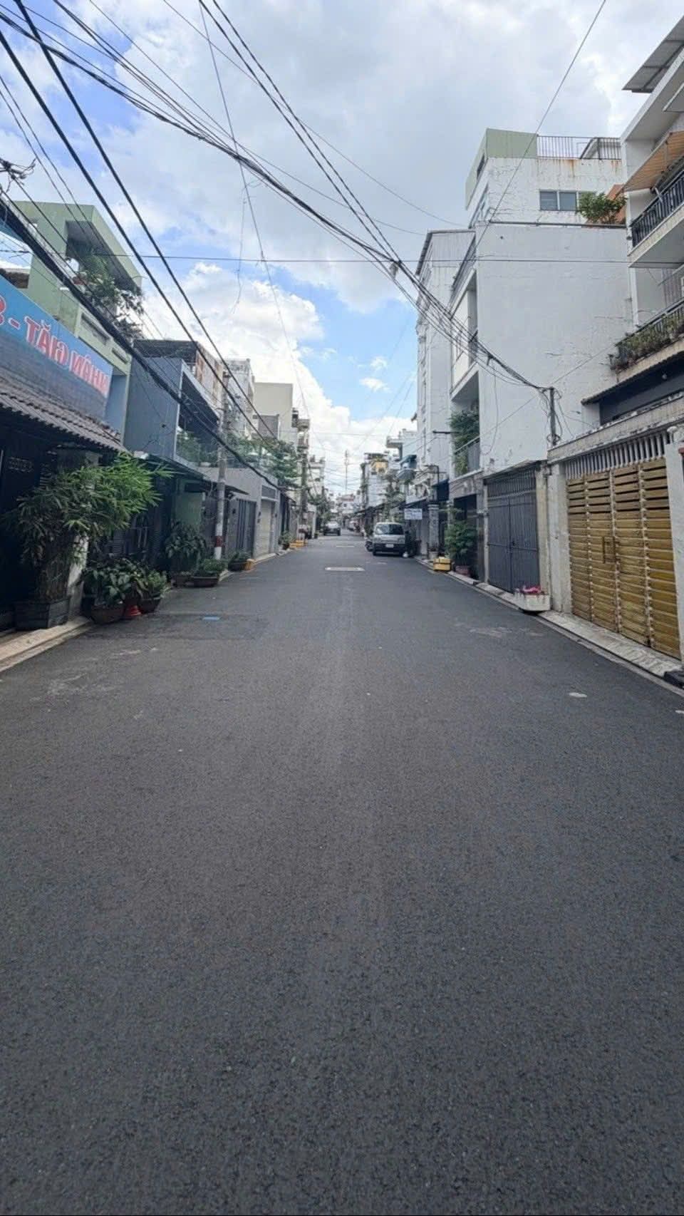 Kề Nguyễn Sơn, đường xe tải né, 60m2, sổ vuông vức không lỗi phong thủy, tiện xây mới, giá 8Đ hơn (