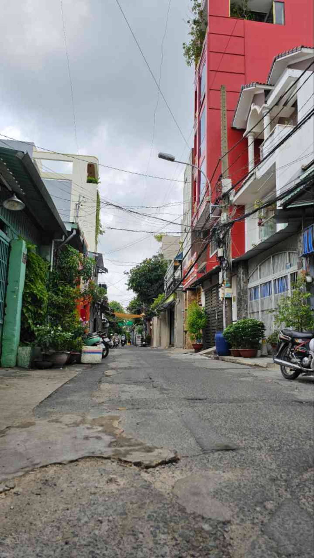 Nhà mặt phố rộng rãi, tiện kinh doanh Quận Tân Phú