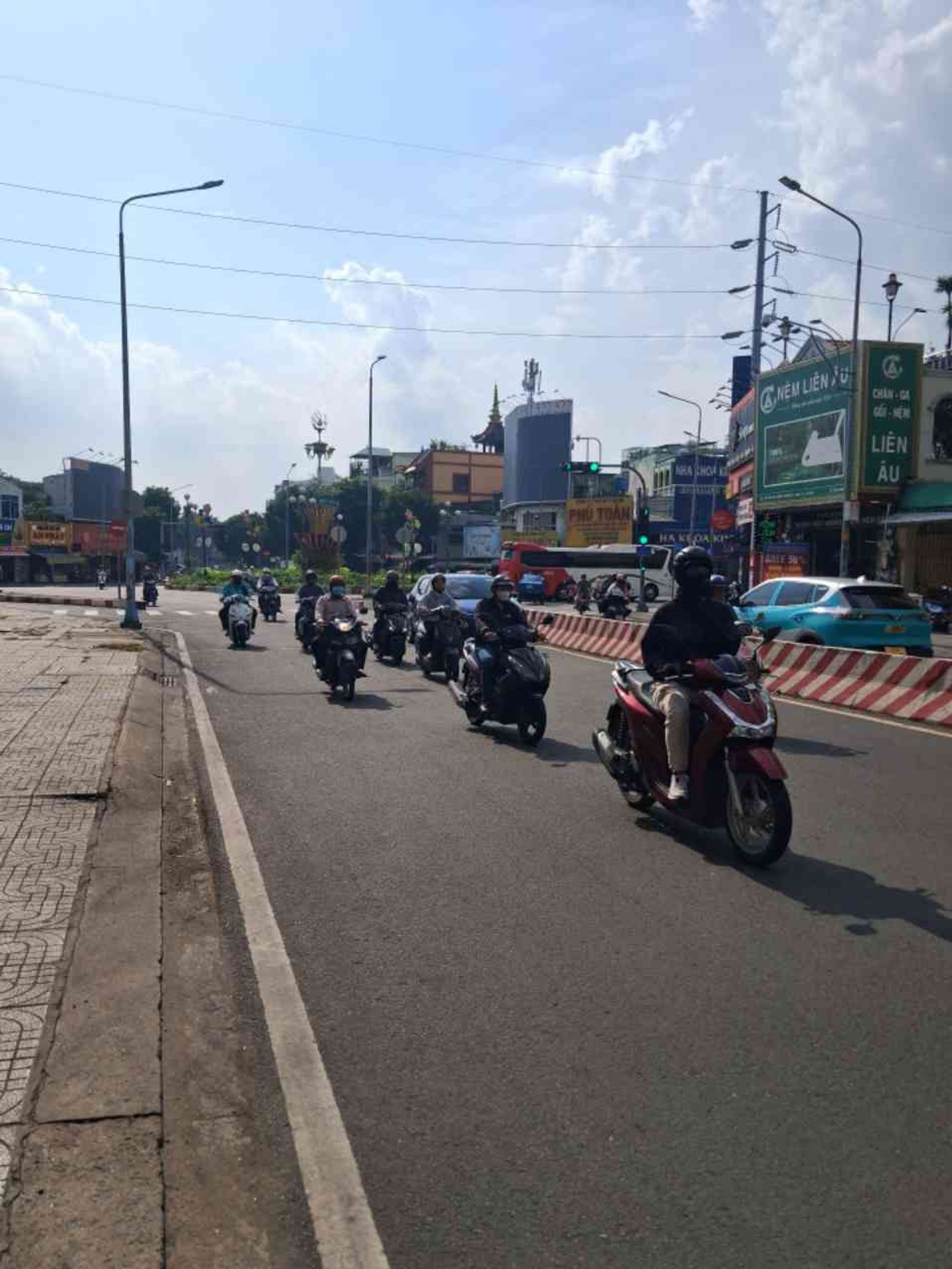 MẶT TIỀN KINH DOANH NGAY VÒNG XOAY ĐẦM SEN - KINH DOANH SẦM UẤT NGÀY ĐÊM.