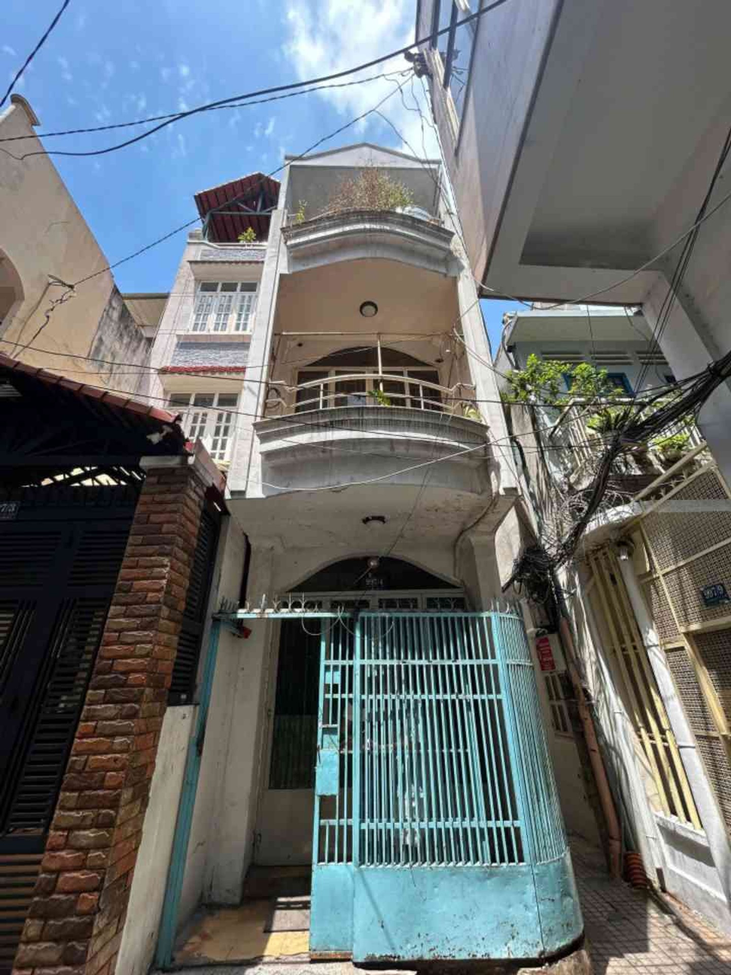 Nhà đẹp ở Tân Sơn Nhất, hẻm gần mặt tiền, giá hợp lý