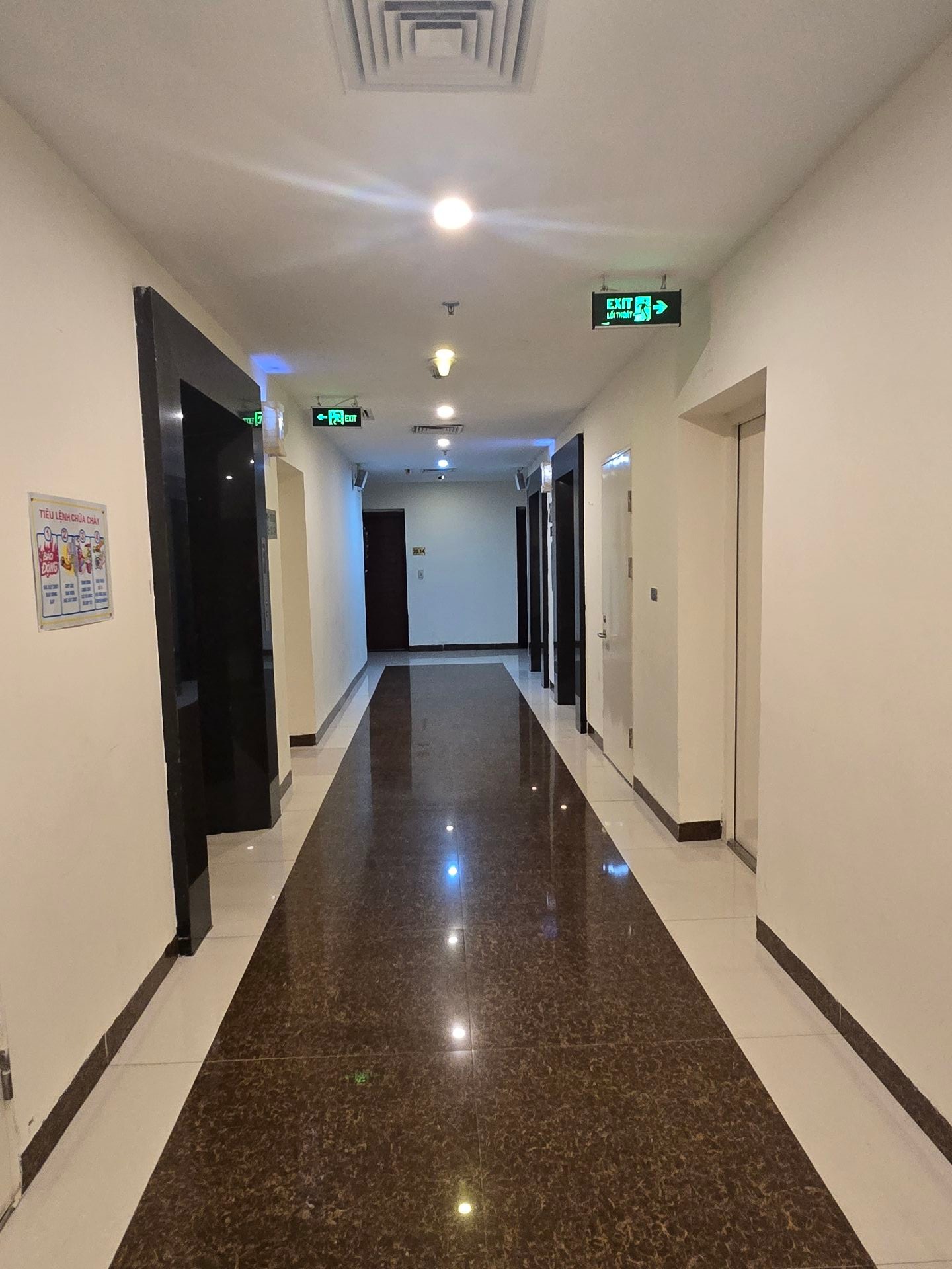 Căn hộ chung cư 3 phòng ngủ view hồ Trung Văn tại Hà Đông, diện tích rộng 192m2.