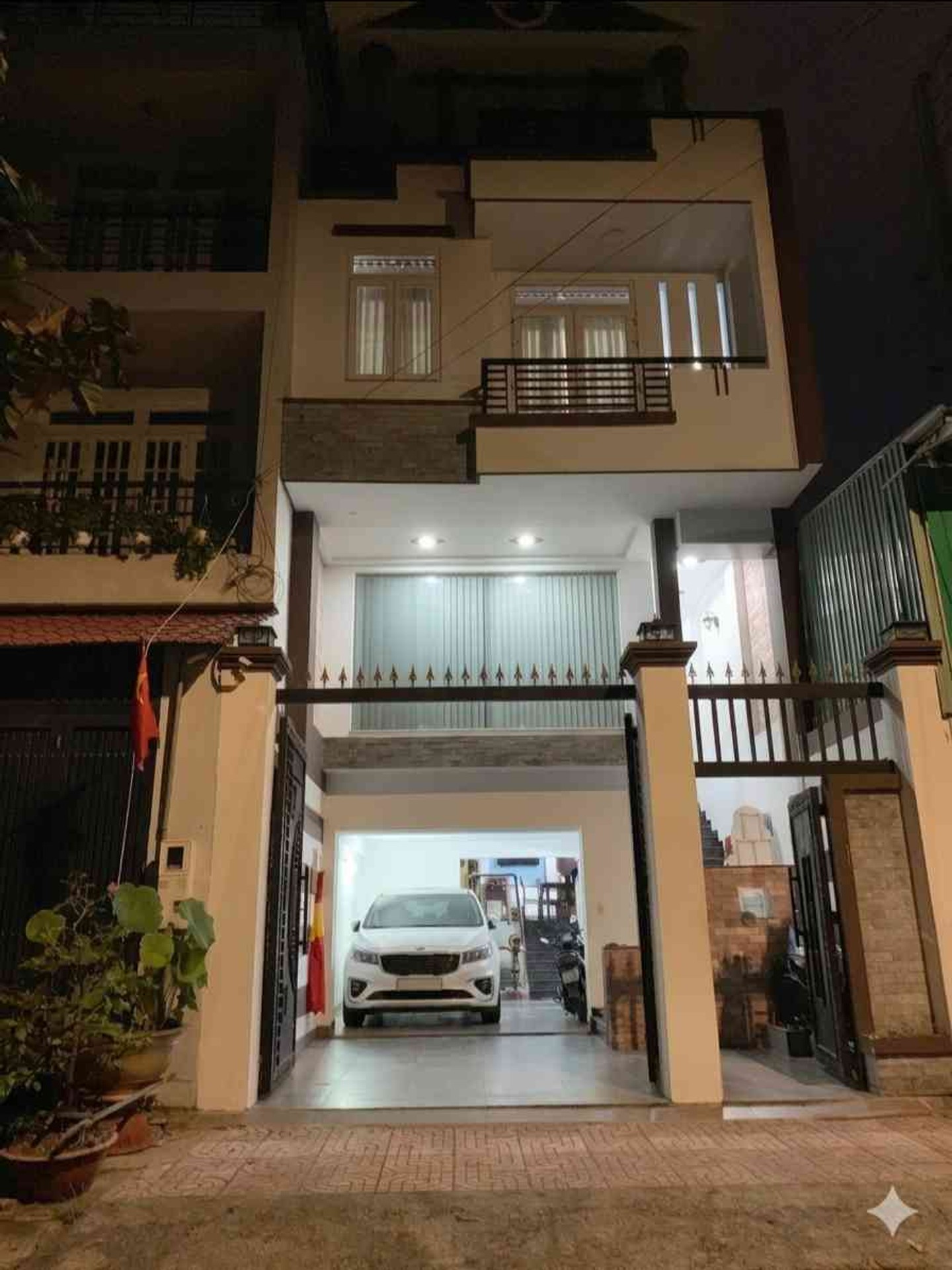 GẤP BÁN GIẢM 300TR – GIÁ MỚI 9,6 TỶ TL
NHÀ 4 TẦNG – NGANG KHỦNG 5,7M – 114M²
📍 KDC Phú Nhuận
