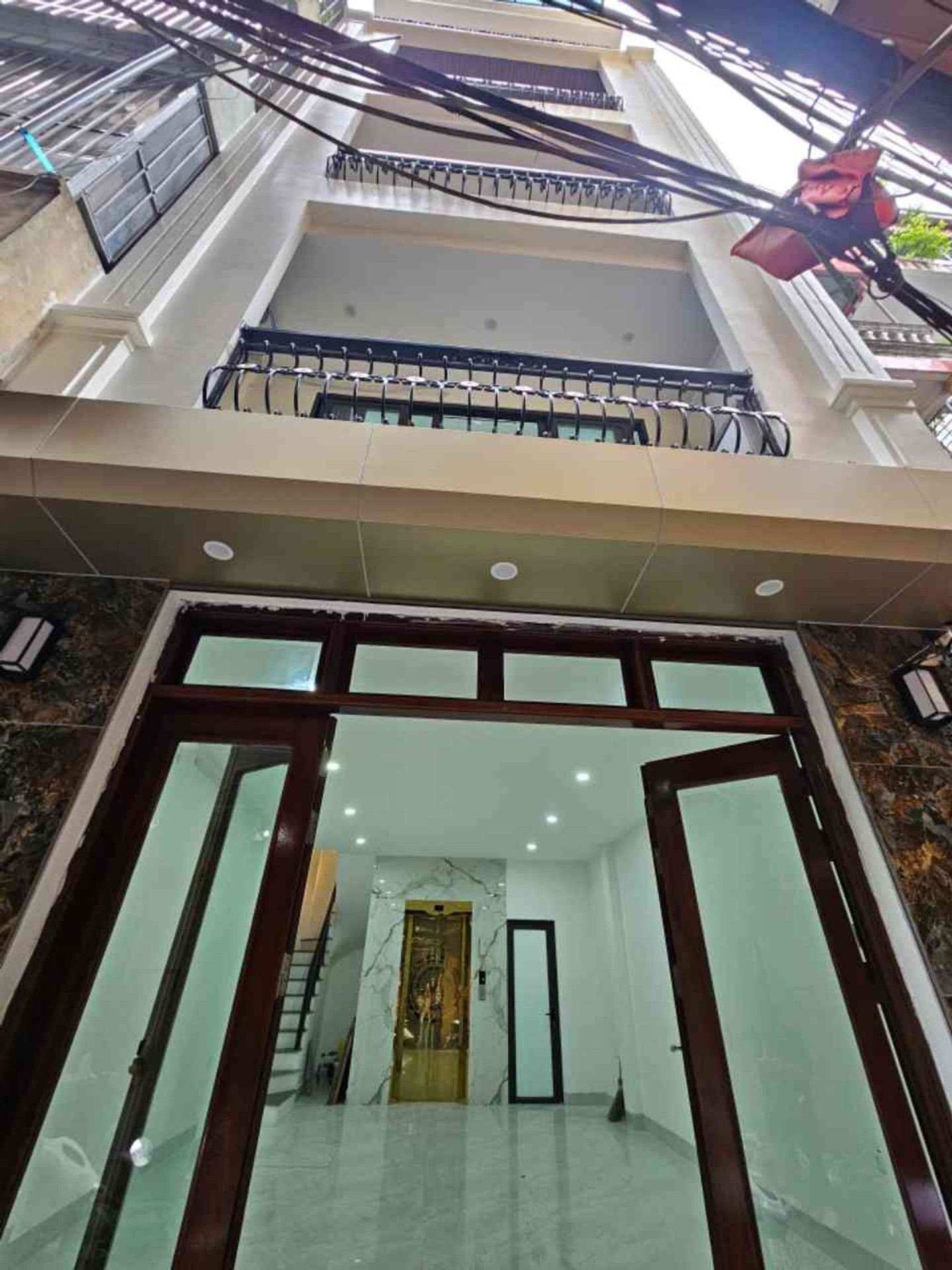 Nhà 7 tầng thang máy, mặt tiền rộng, vị trí vàng Trương Định