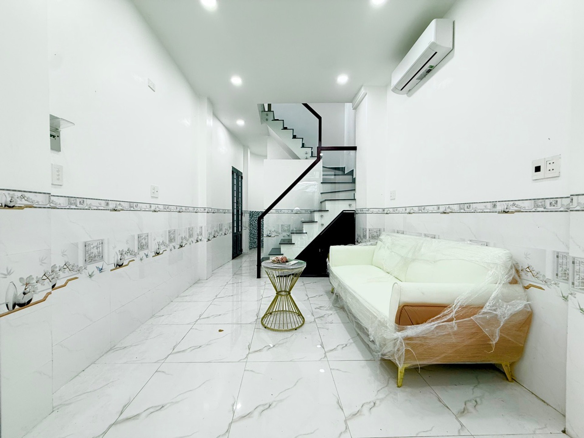 Nhà 4 tầng xinh xắn tại trung tâm, giá mềm 5.6 tỷ