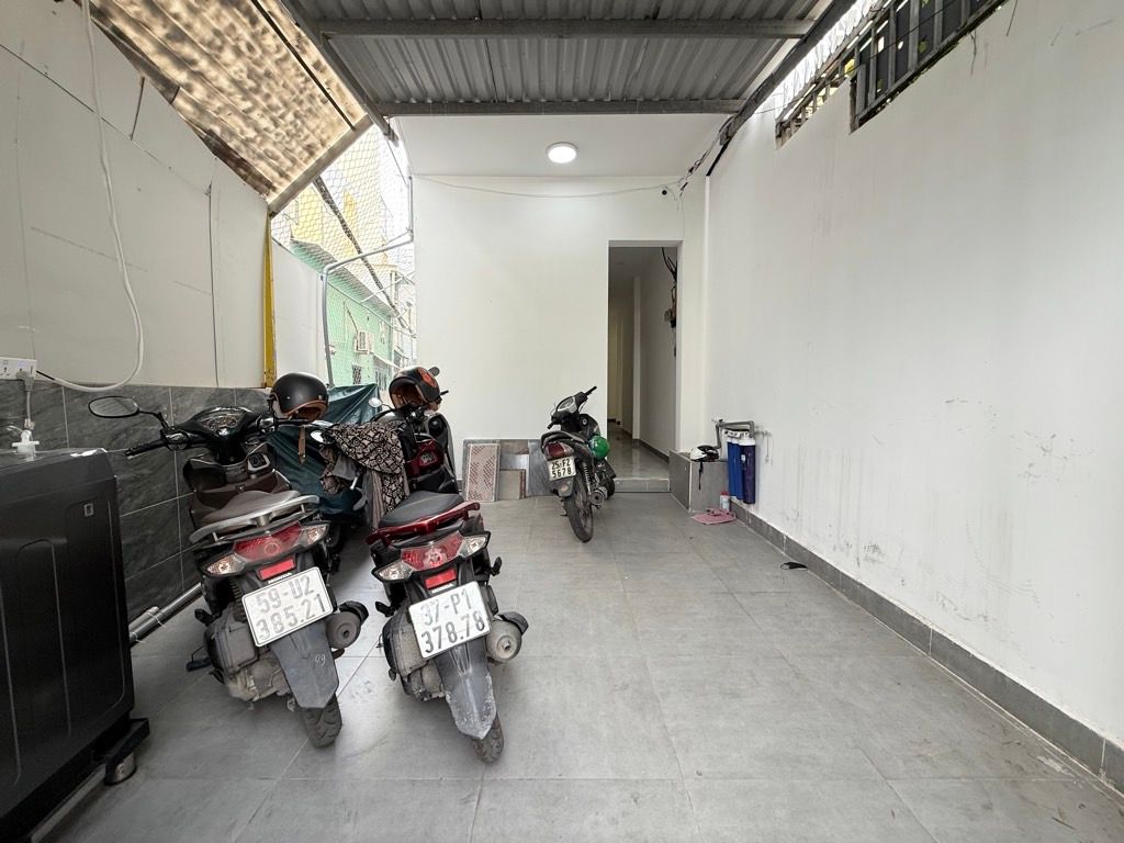 Nhà 3 tầng hẻm xe tải Thích Quảng Đức, giá tốt bao full nội thất