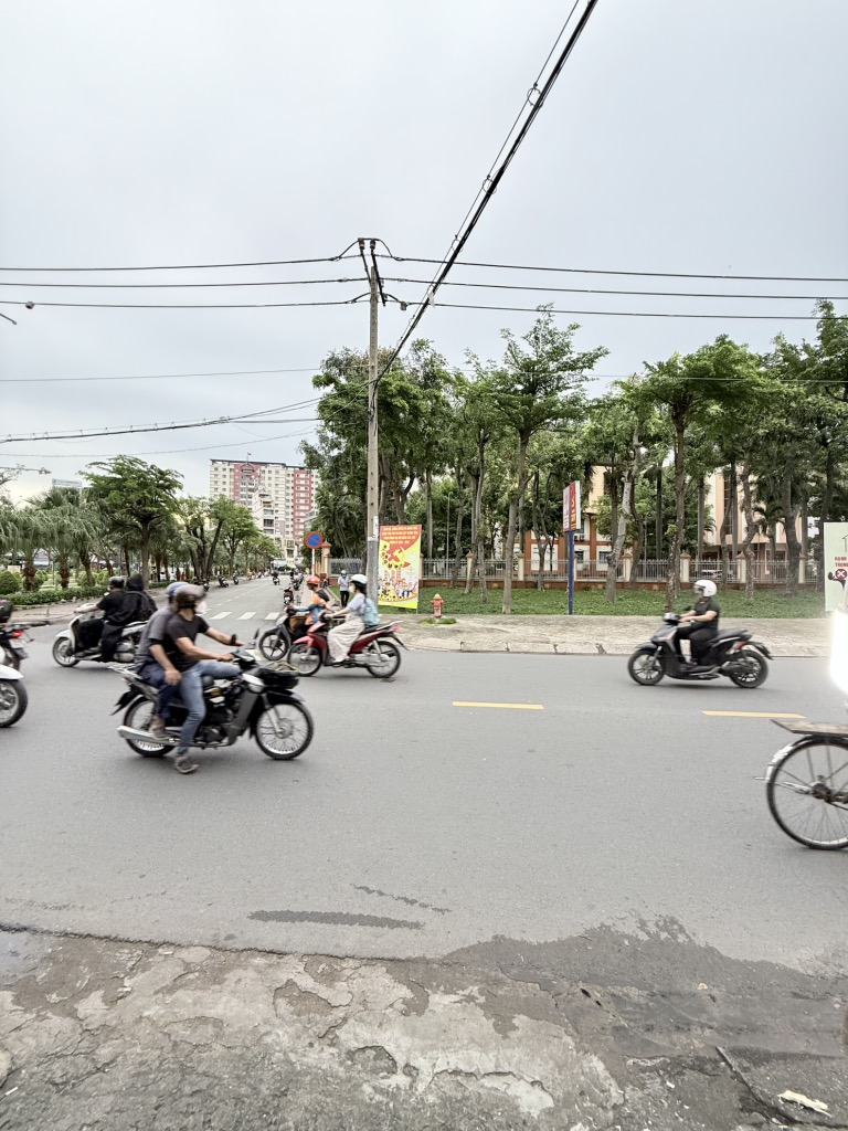Nhà mặt phố Thoại Ngọc Hầu siêu rộng, giá sốc