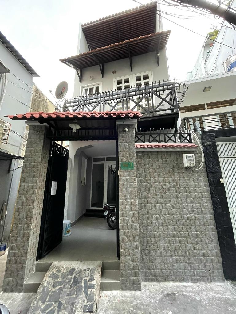 Nhà 4 tầng hiện đại giữa lòng Phú Nhuận, giá mềm
