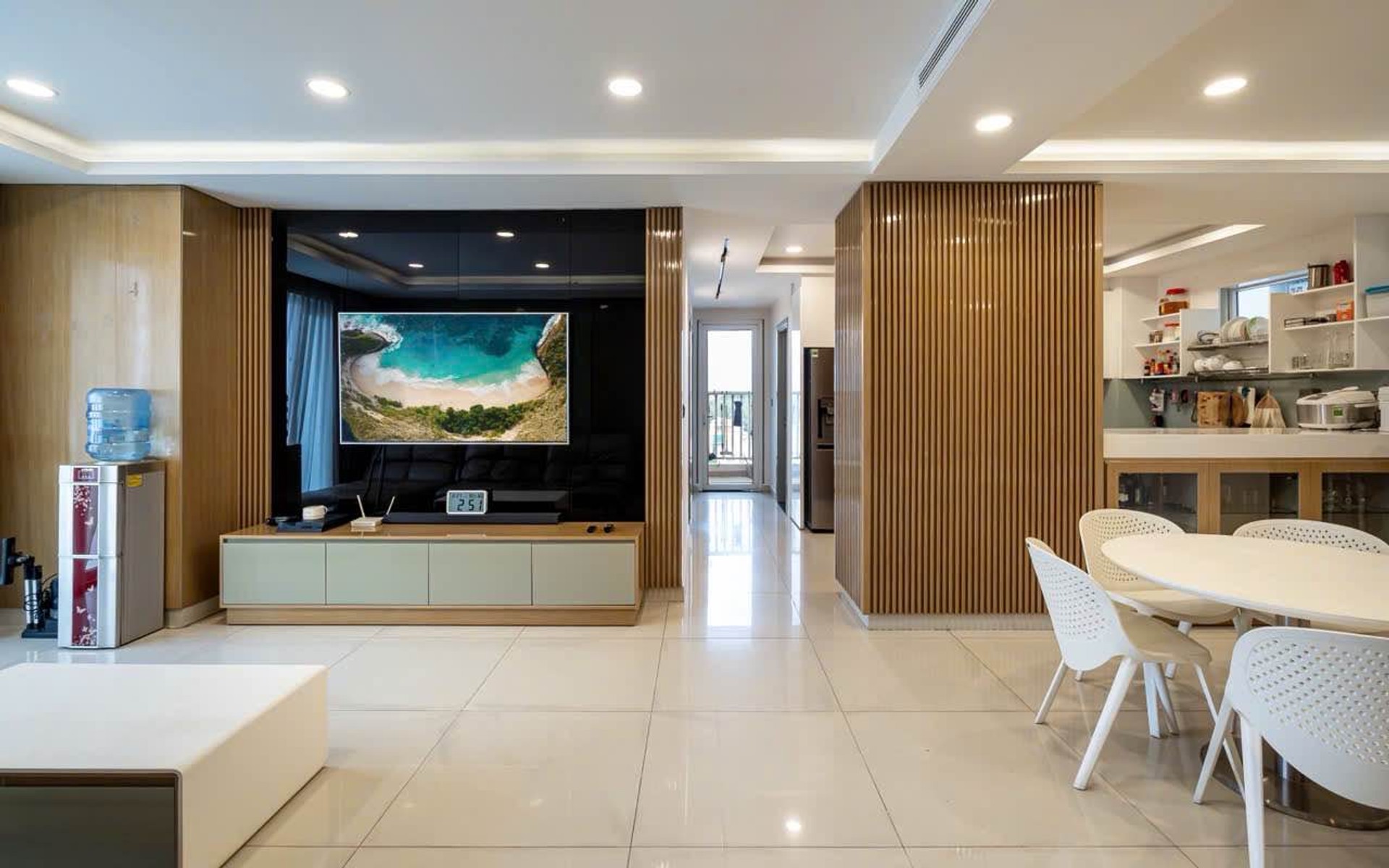 Căn hộ góc Sky Center view Landmark 81 siêu đẹp tại Phổ Quang sát bên Sân Bay