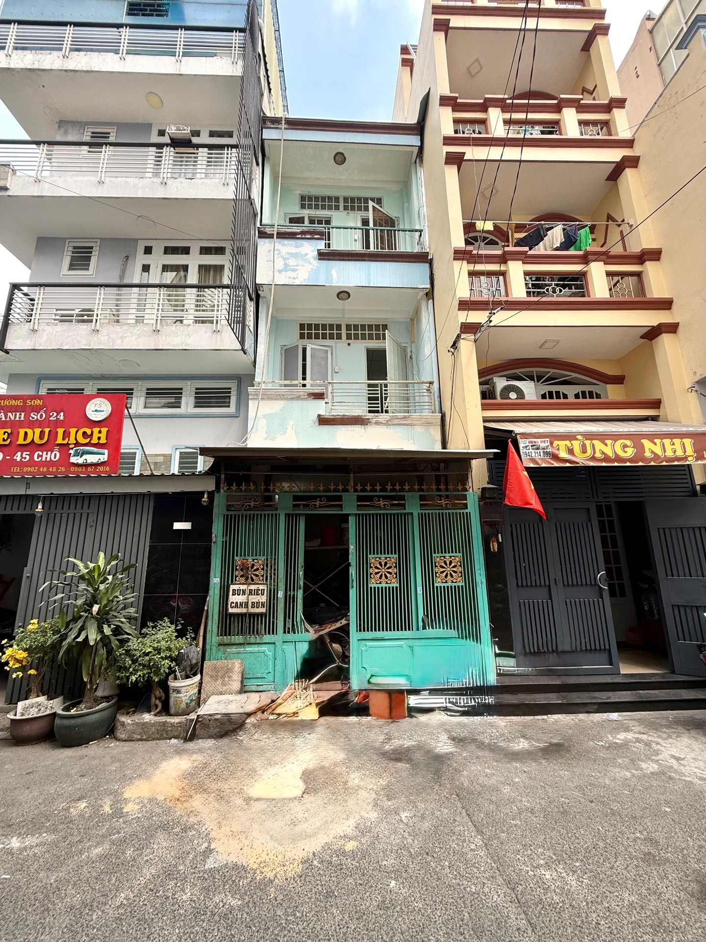 Nhà 3 tầng hiện đại, vị trí siêu đẹp tại Tân Bình