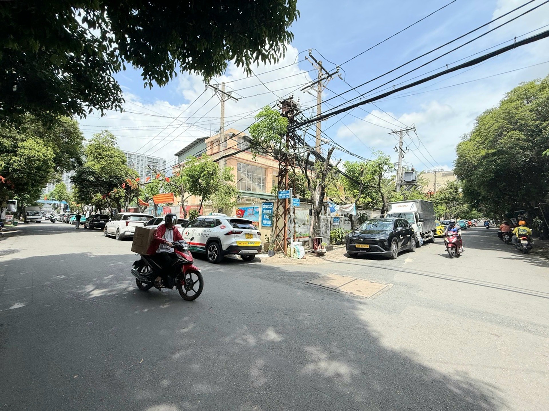 Siêu phẩm nhà mặt phố 5 tầng mặt tiền rộng 11m tại quận Tân Bình