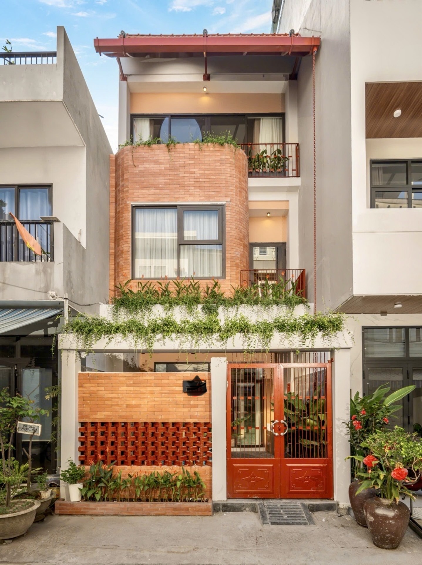 ‼️Villa Siêu Đẹp 2 Mặt Tiền Trước Sau - Sát Nguyễn Công Trứ - Biển Mỹ Khê - Giá: 17.3 Tỷ !