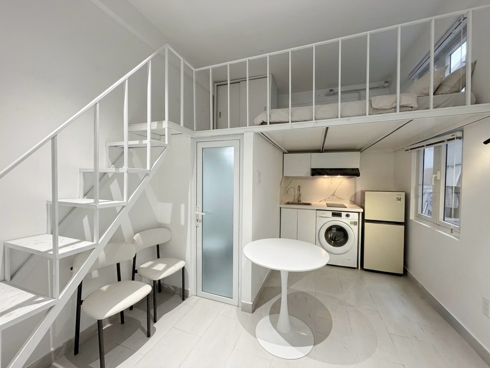 Bán nhà 2 tầng tại Bình Thạnh với 9 căn hộ dịch vụ, diện tích 83m², giá 10.99 tỷ