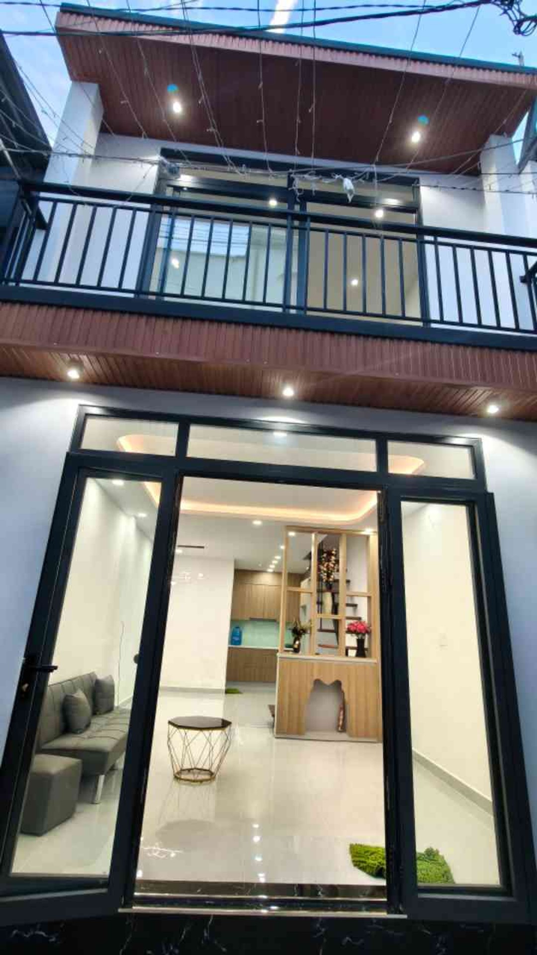 NHÀ HẺM XE HƠI NGAY CỔNG TRƯỜNG TRÍ ĐỨC