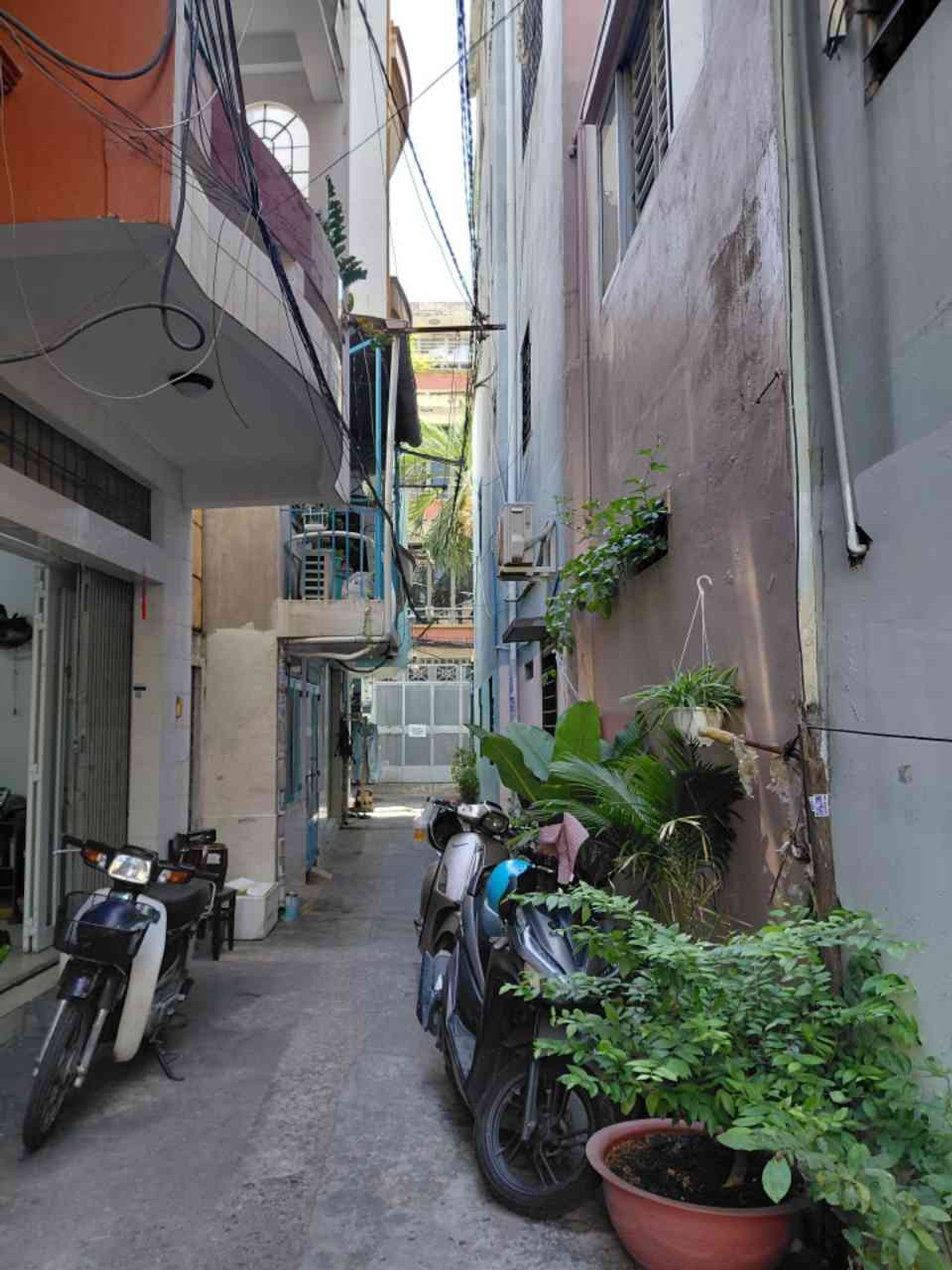 Nhà 5PN Lạc Long Quân, Giá Tốt - Chờ Chủ Mới!