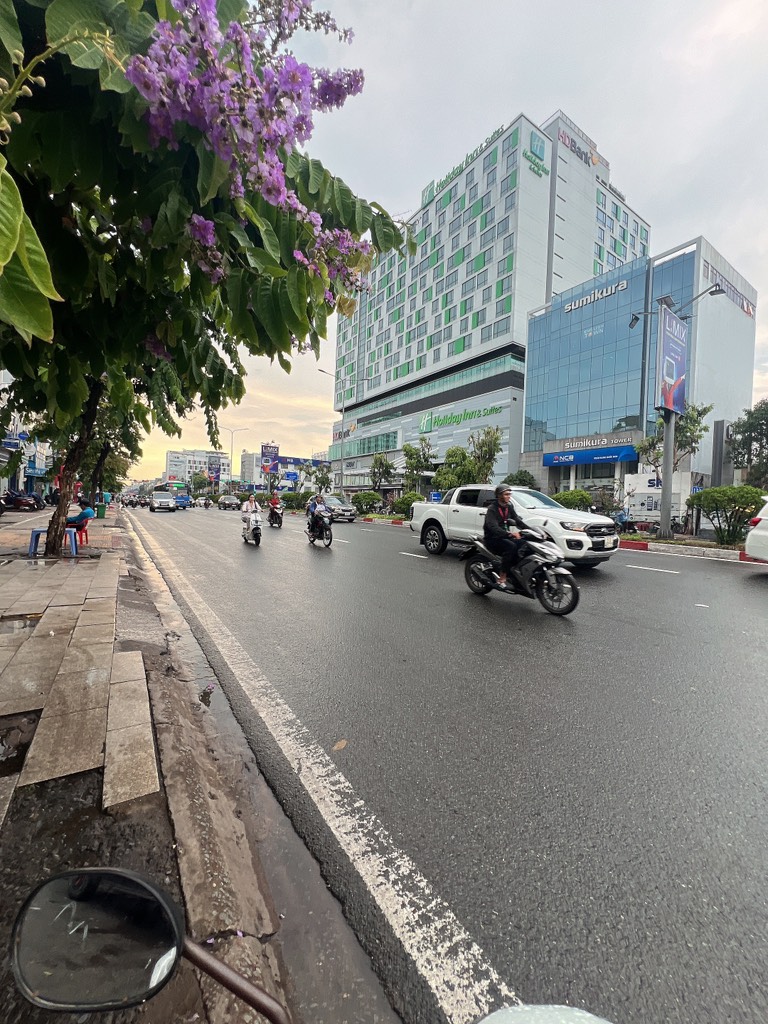 Bán nhà mặt phố phường 04, quận Tân Bình, vị trí trung tâm, gần vòng xoay Lăng Cha Cả