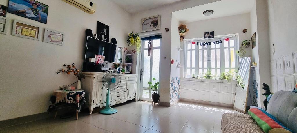 Nhà 4 tầng rộng 80m2 trên đường Huỳnh Văn Bánh, Phú Nhuận, giá hời