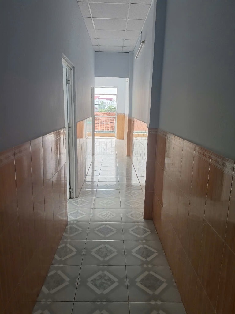 _ Ngang 4 Dài 16 nhà mới ở ngay Nhà 2 MT. _ Kết cấu : Nhà 2 tầng gồm 2pn , 1WC pk, bếp , nhà mới và