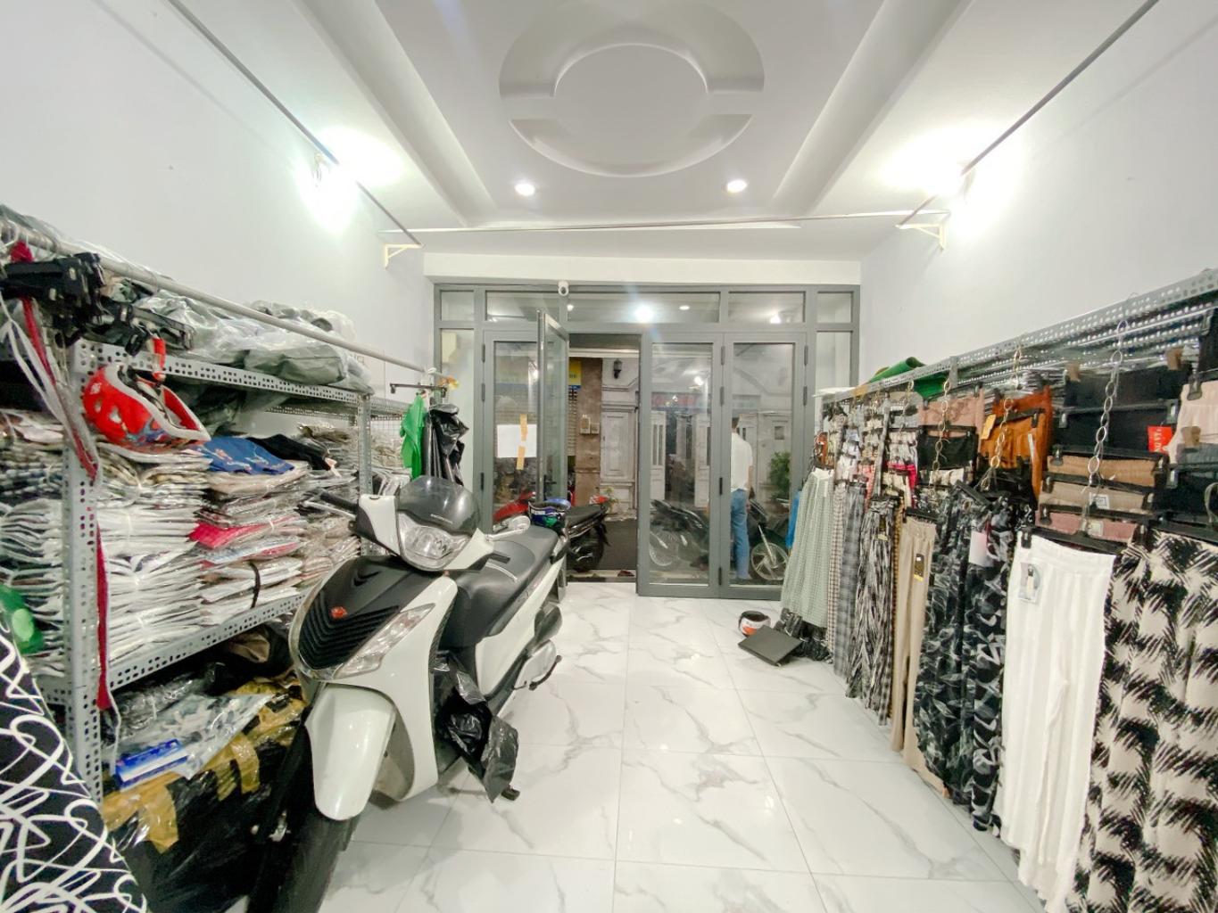 Nhà 2 mặt tiền kinh doanh sầm uất Tân Bình, rộng 74m², 4 tầng tiện nghi