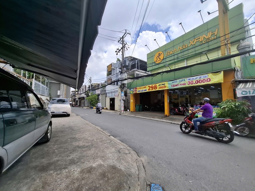 Nhà mặt tiền đắc địa gần sân bay Tân Bình giá sốc