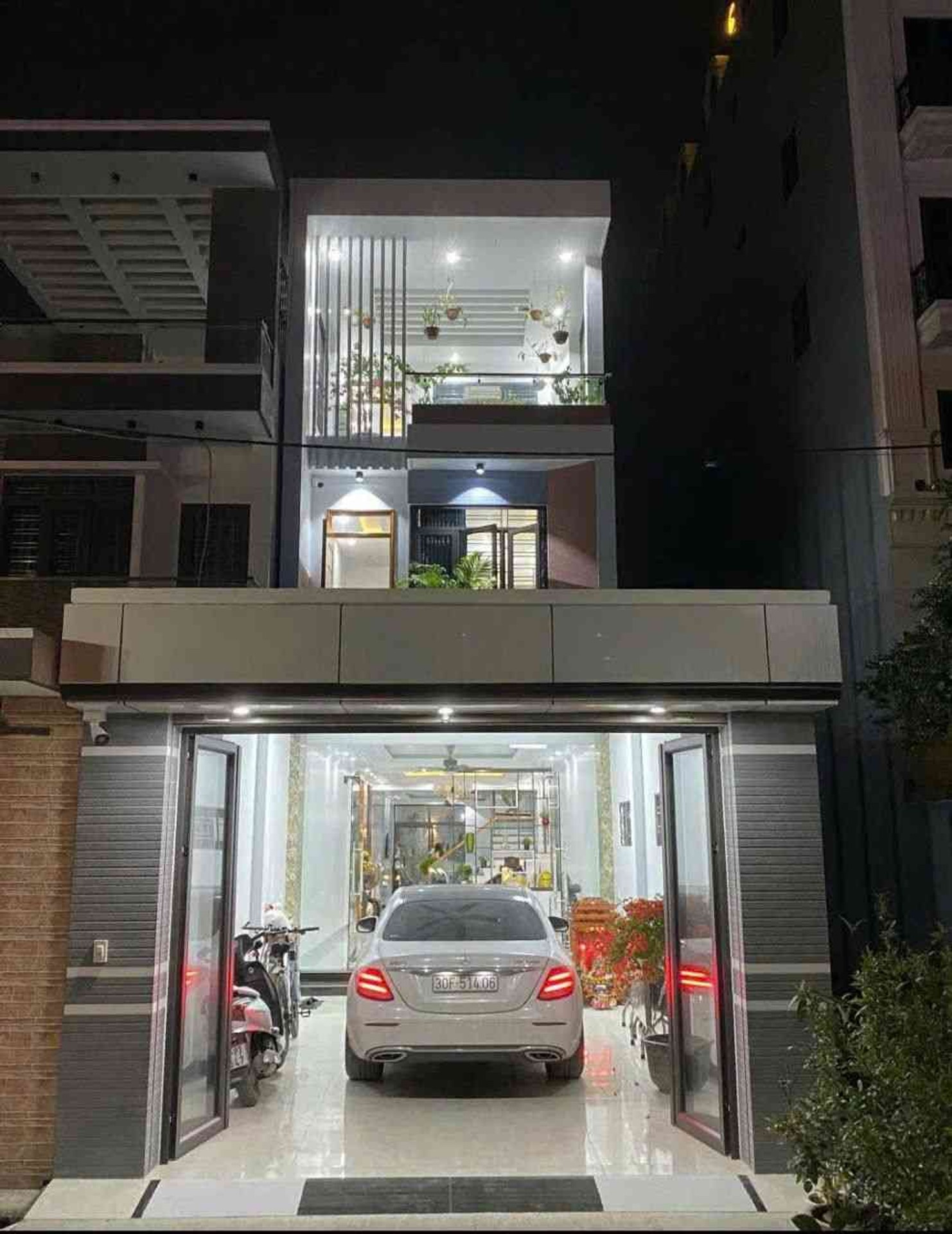 Nhà Mặt Phố Rộng 114m2 Có Gara, Kinh Doanh Sầm Uất Giá Dưới 9 Tỷ!