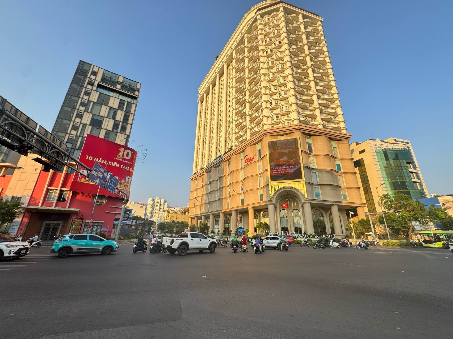 Nhà phố siêu vị trí gần giao lộ trung tâm, sổ hồng chính chủ