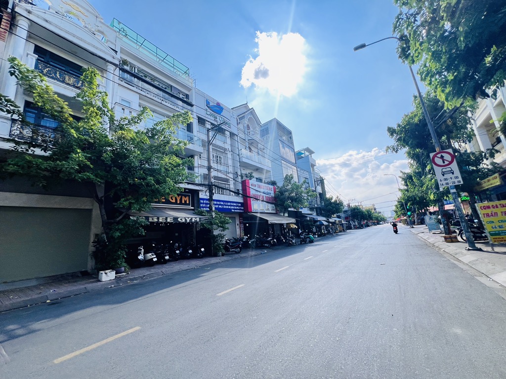 Bán nhà mặt phố 3 tầng rộng 163m2, phù hợp kinh doanh tại Tân Bình