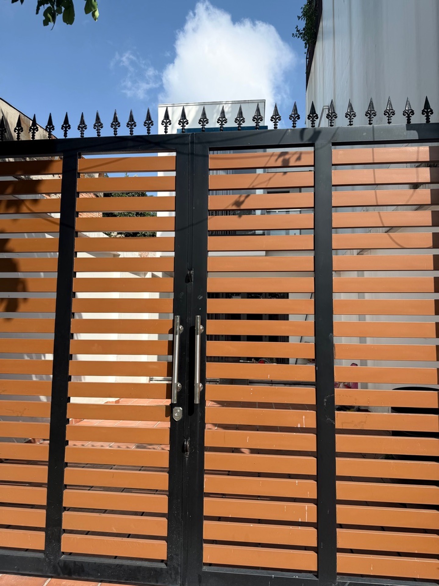 Bán nhà mặt tiền Tân Sơn phường gần sân golf Tân Bình, diện tích 146m2, pháp lý sổ cơ sở