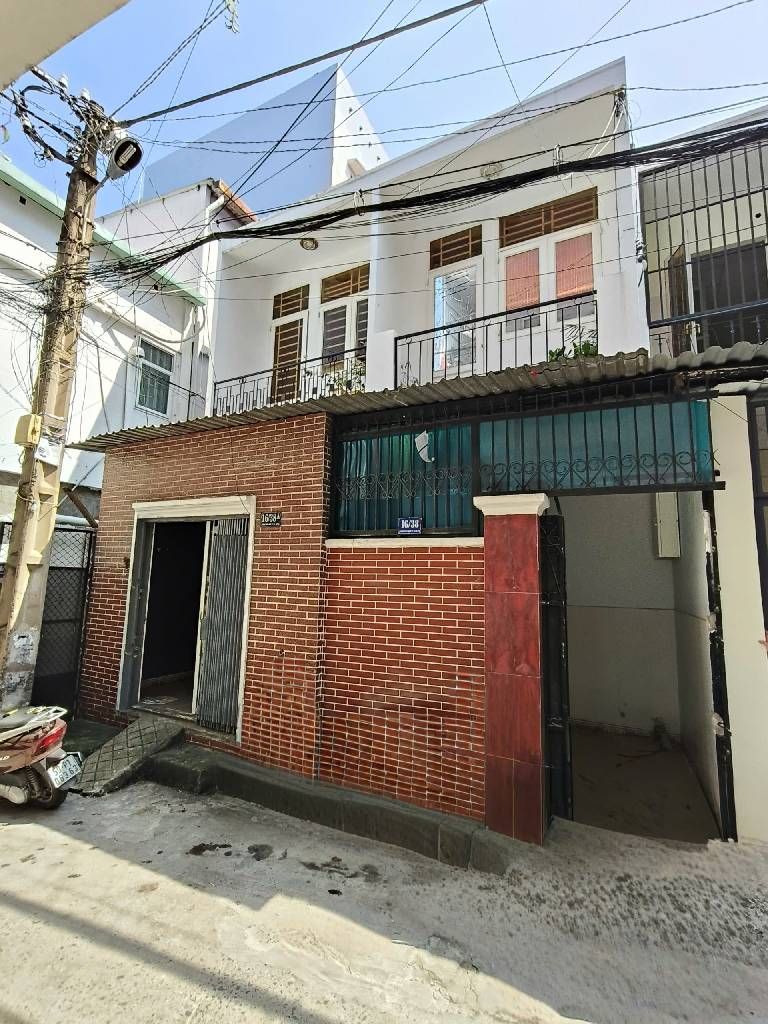 Nhà 2 tầng rộng rãi, ngay khu VIP Phú Nhuận
