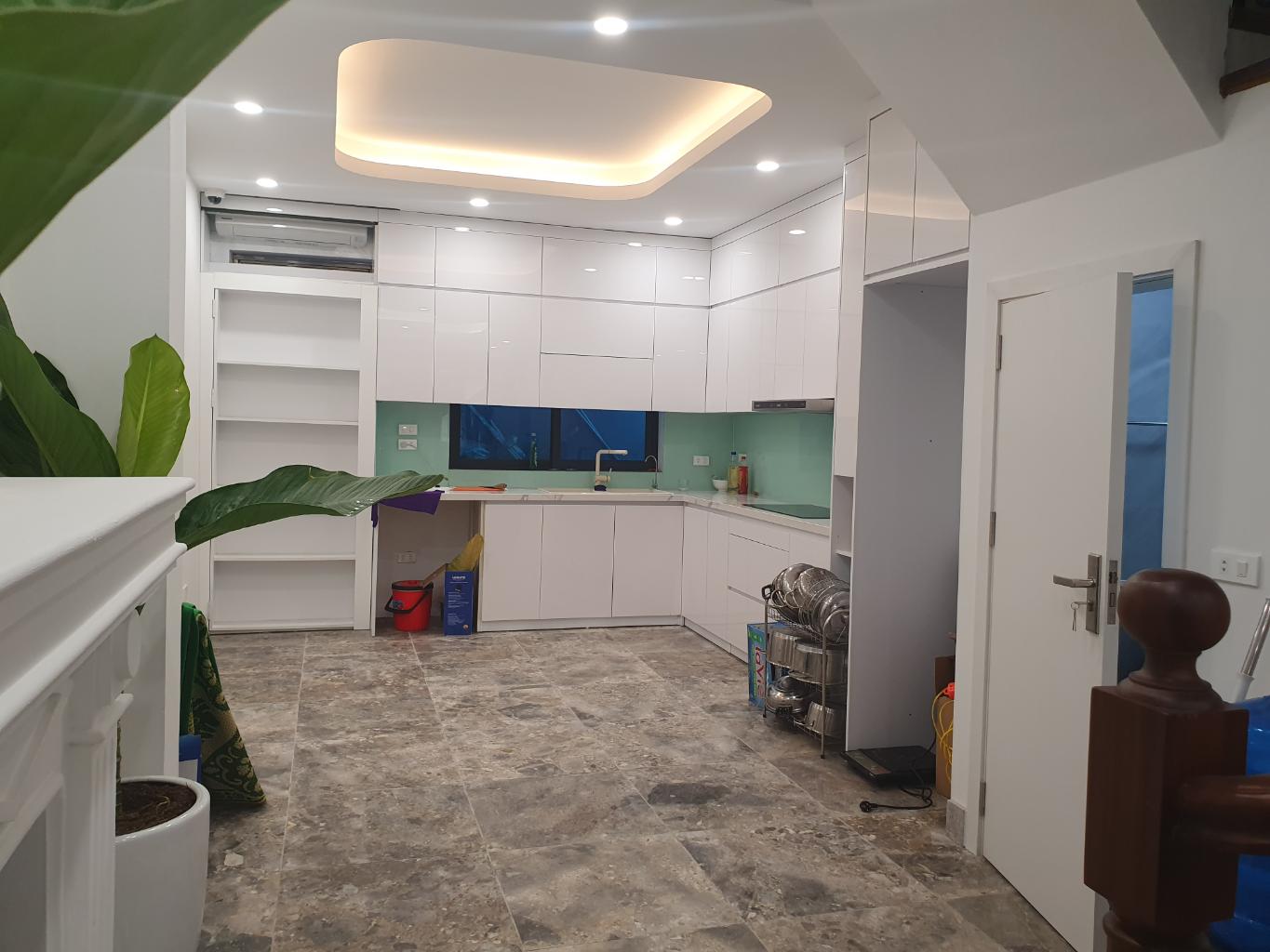 Nhà 5 tầng 6 phòng ngủ gần hồ, ngõ ô tô thông tại Ngọc Trì
