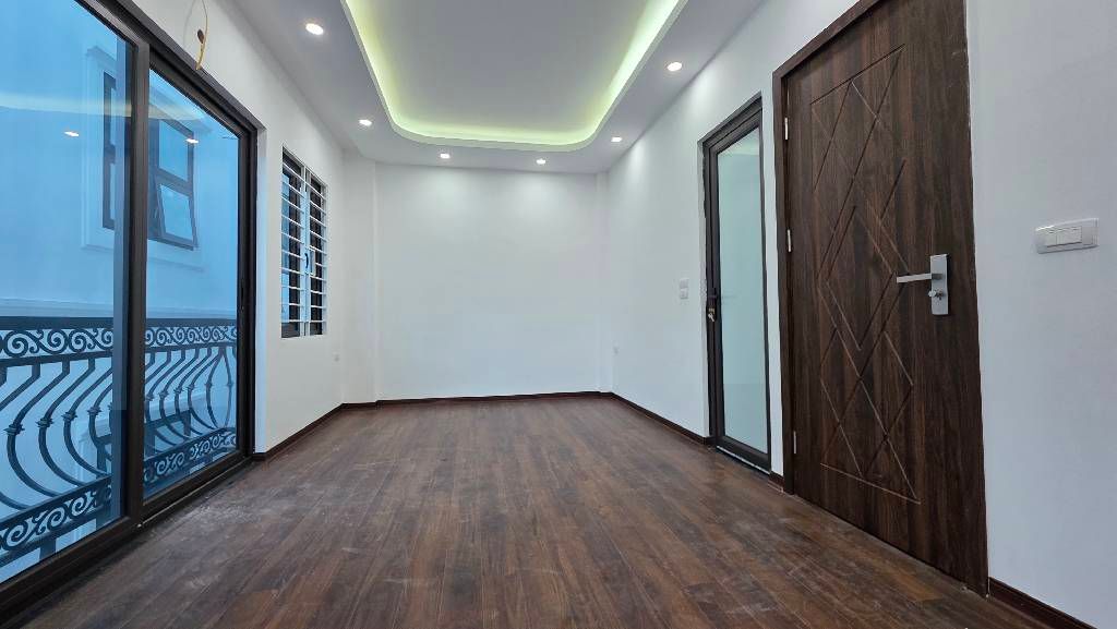 Gần Bệnh Viện ĐK Đức Giang nhà mới 6 tầng, ngõ thông đẹp 💲 trên 7đ