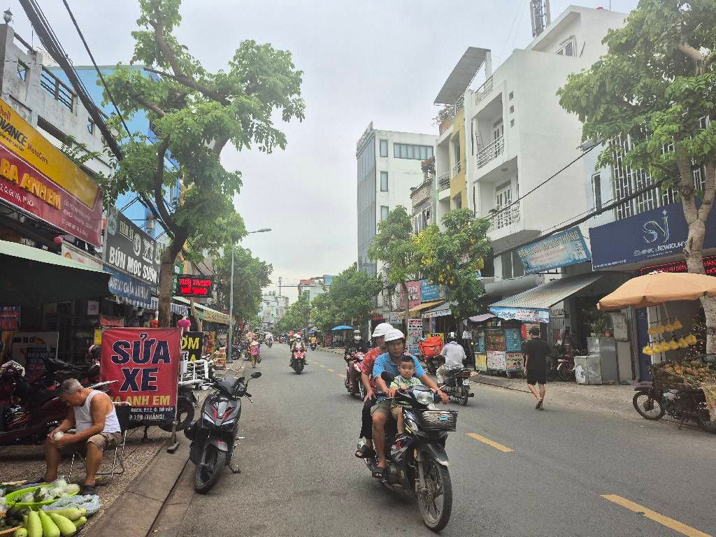 Bán nhà mặt phố Phạm Văn Bạch, Ngang 9m, 2 tầng, Lề to, KInh doanh VIP