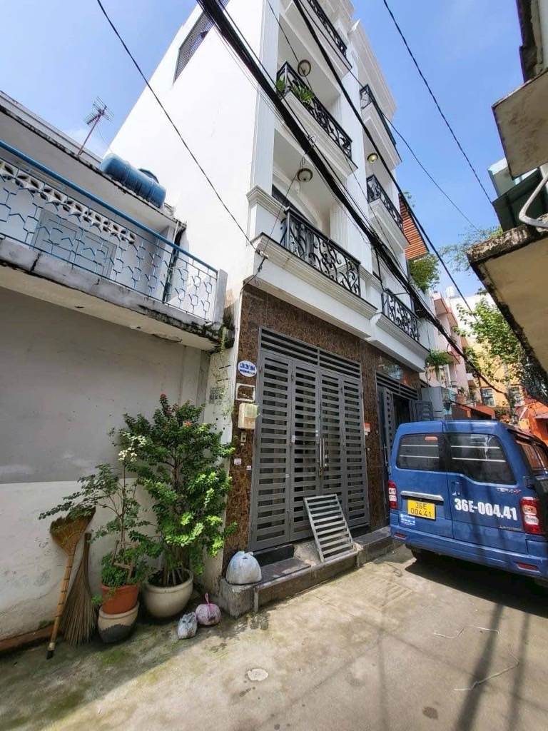 Nhà riêng 4 tầng đẹp, xe hơi đỗ cửa, vị trí thuận lợi tại Phú Nhuận