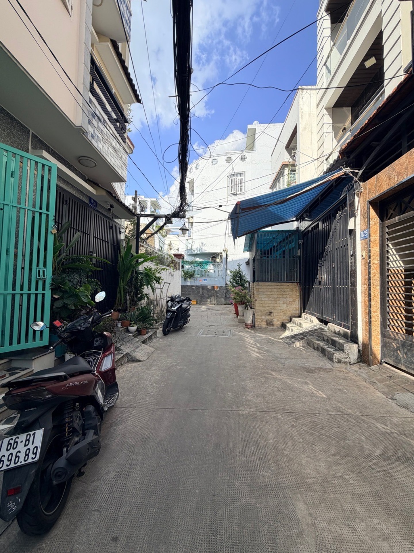 Nhà 4 Tầng Kiên Cố Giữa Khu Ẩm Thực Vạn Kiếp
