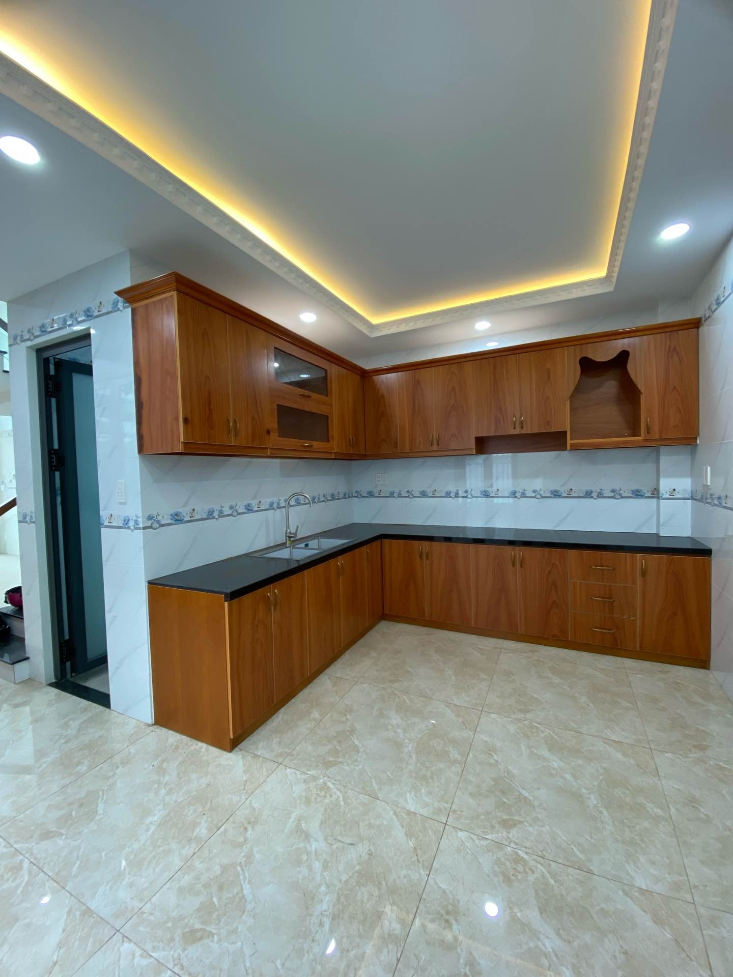 Nhà phố góc 5 tầng thiết kế tinh tế tại Hương Lộ 2, diện tích rộng, giá ưu đãi