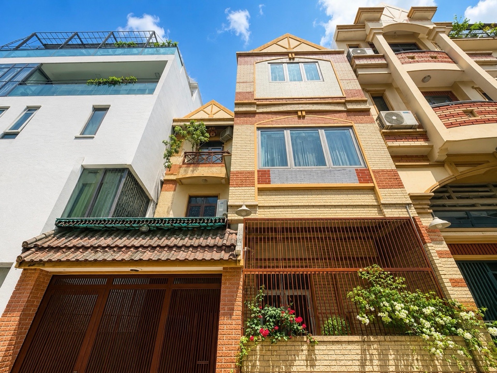 Nhà đẹp 3 tầng gần sân bay, 75m2, hẻm ô tô thoáng