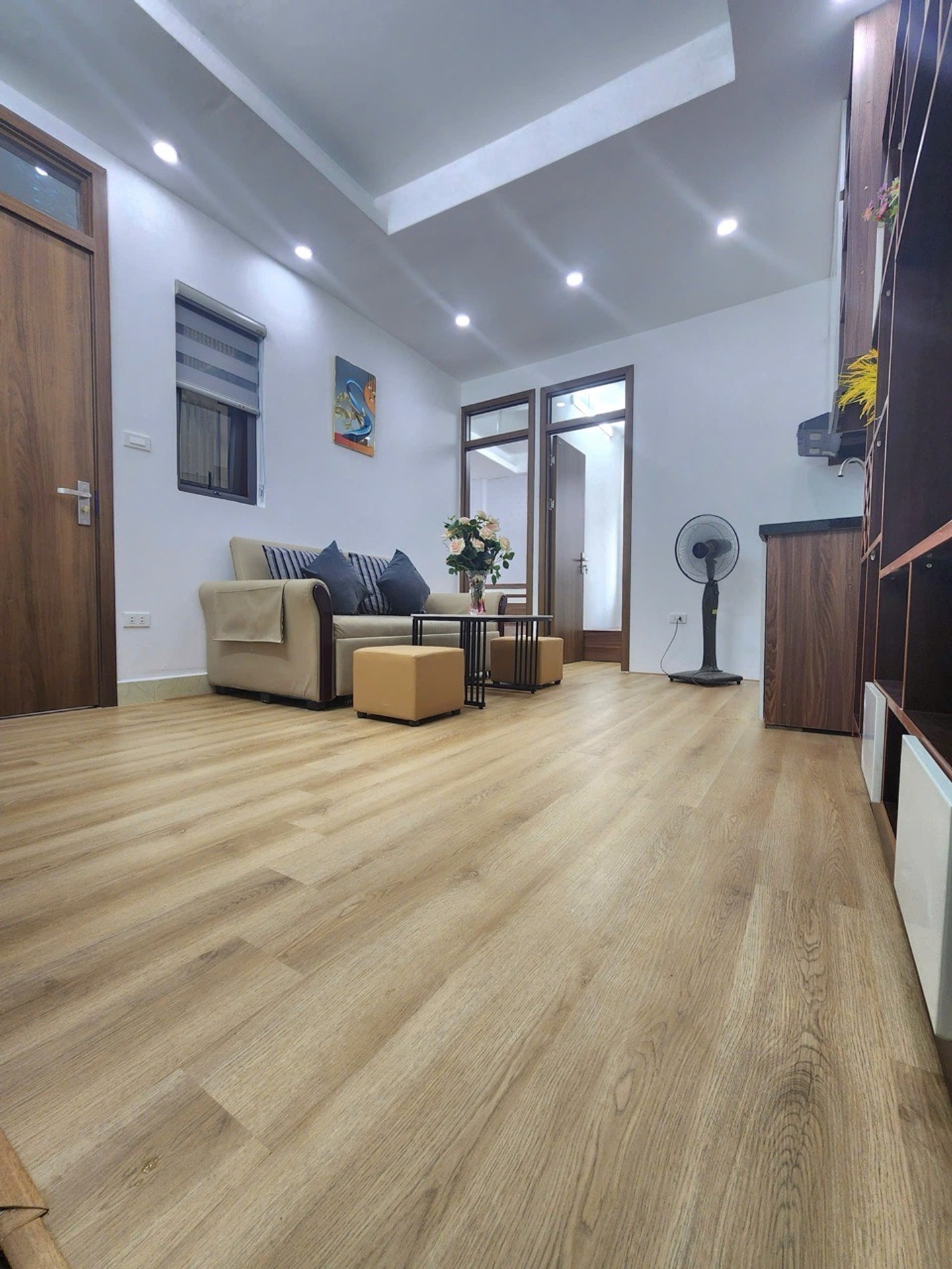 Bán căn hộ chung cư 2 phòng ngủ tại Hoàng Ngân, vị trí thuận tiện, có thang máy