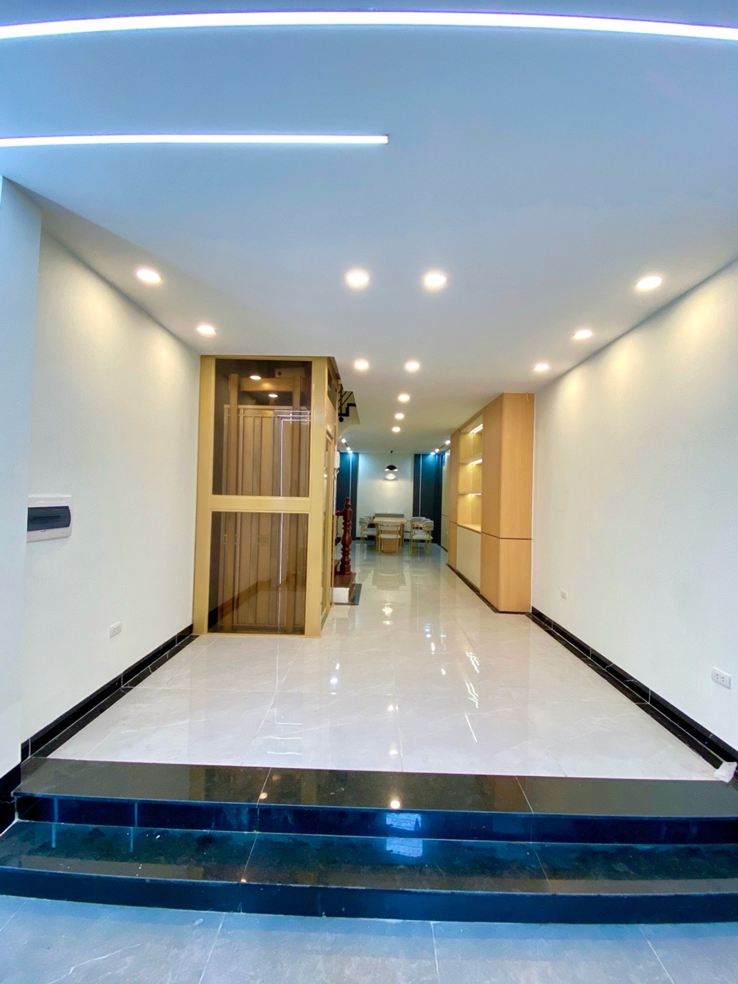 Nhà 4 tầng thang máy mặt ngõ kinh doanh, gần trung tâm, ô tô đỗ cửa