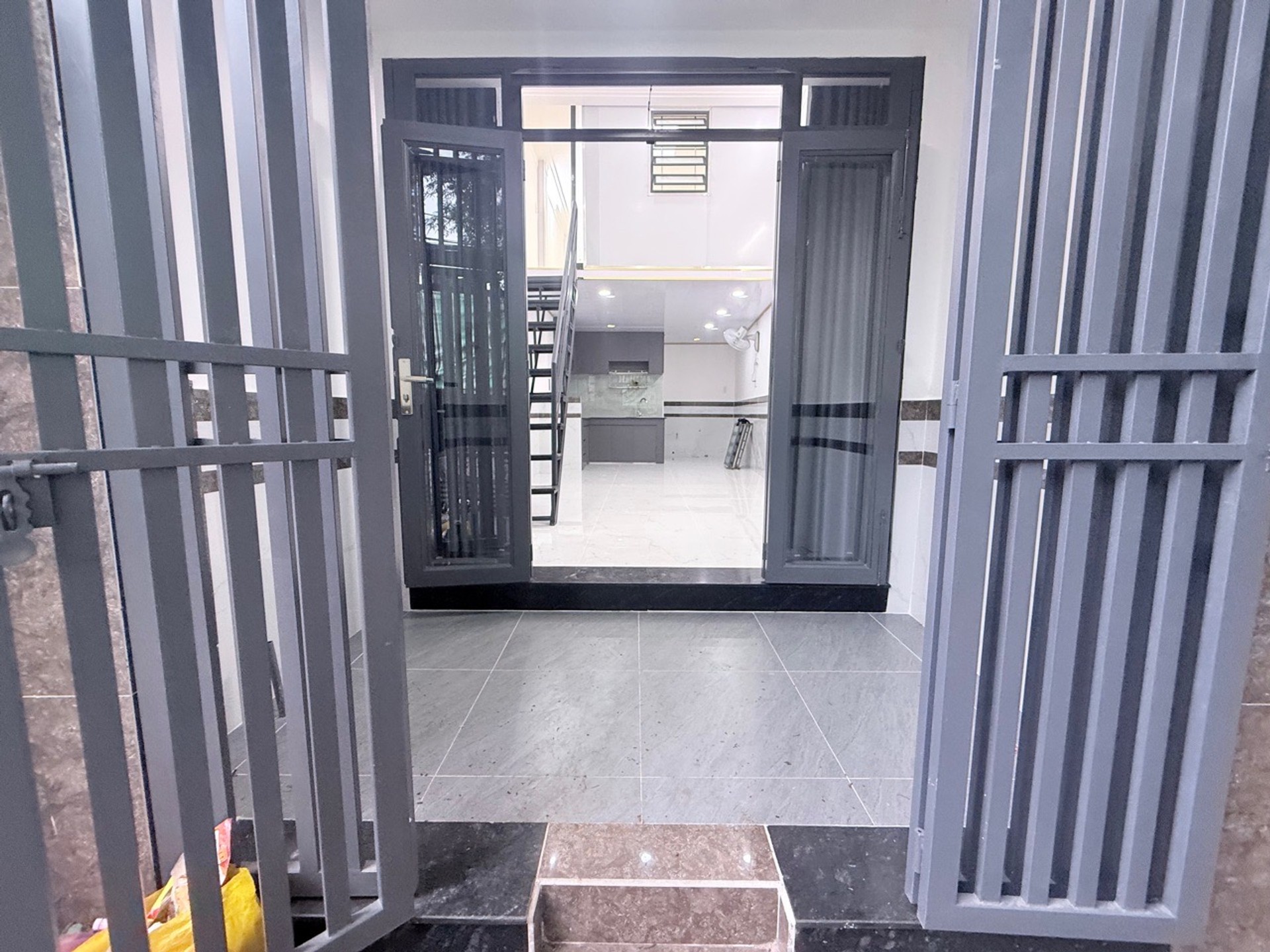 Bán nhà riêng 2 tầng 32m2 tại phường Trung Mỹ Tây, vị trí gần QL1A