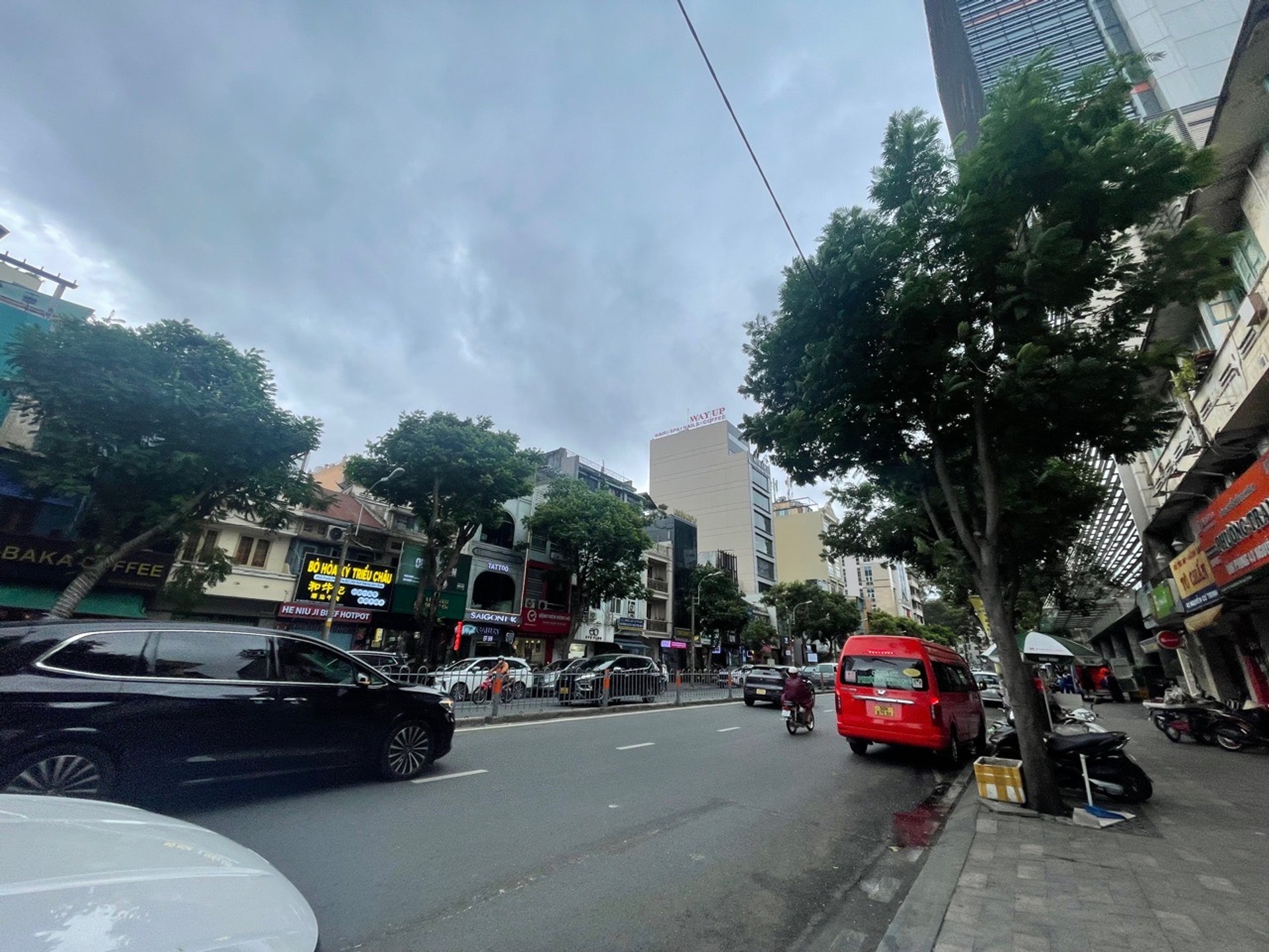 Nhà hẻm xe hơi gần khách sạn Pullman, trung tâm sôi động