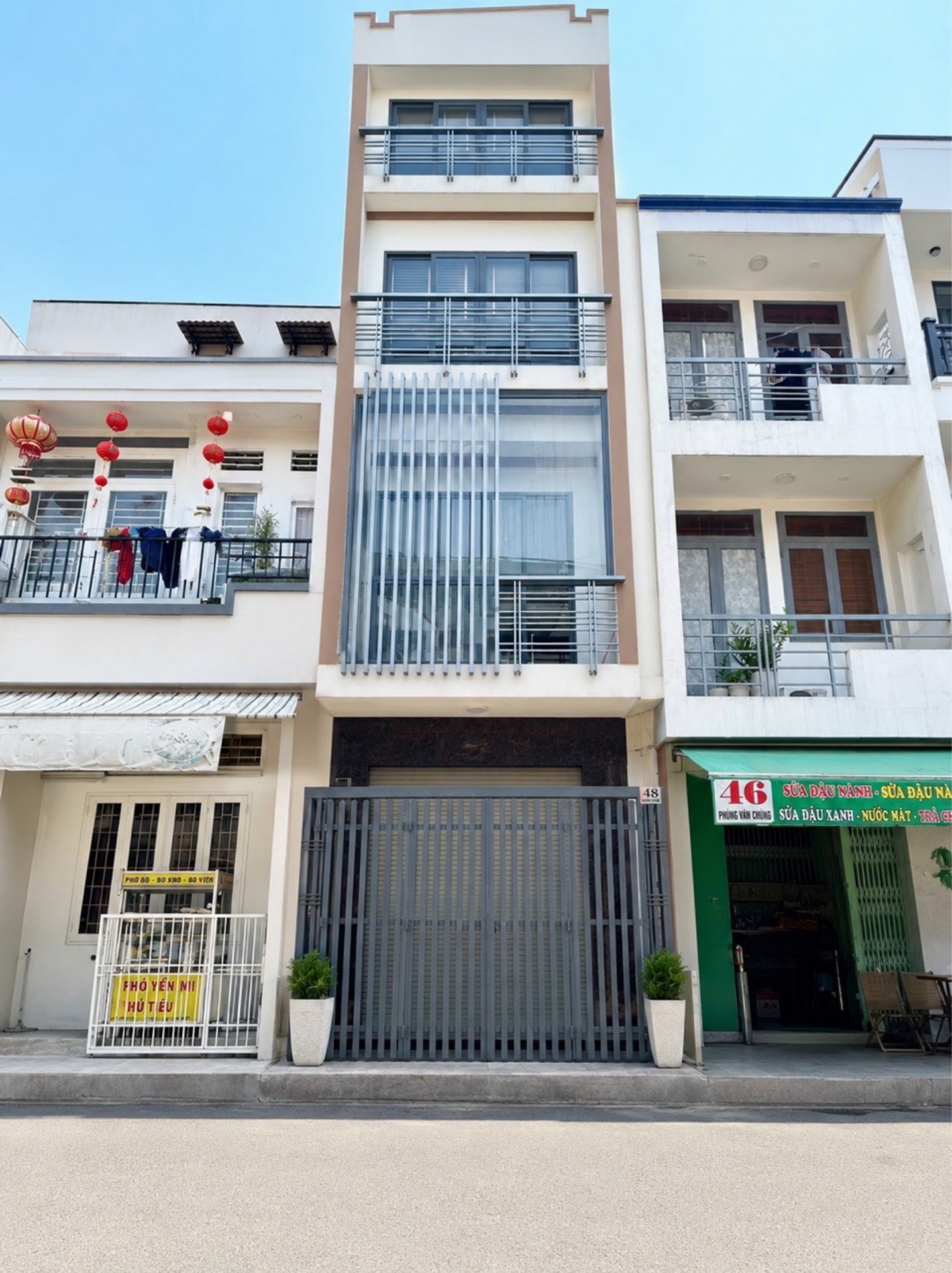 Bán nhà mặt phố 4 tầng tại Phường khu ẩm thực Phan Xích Long, diện tích 11.9 m²