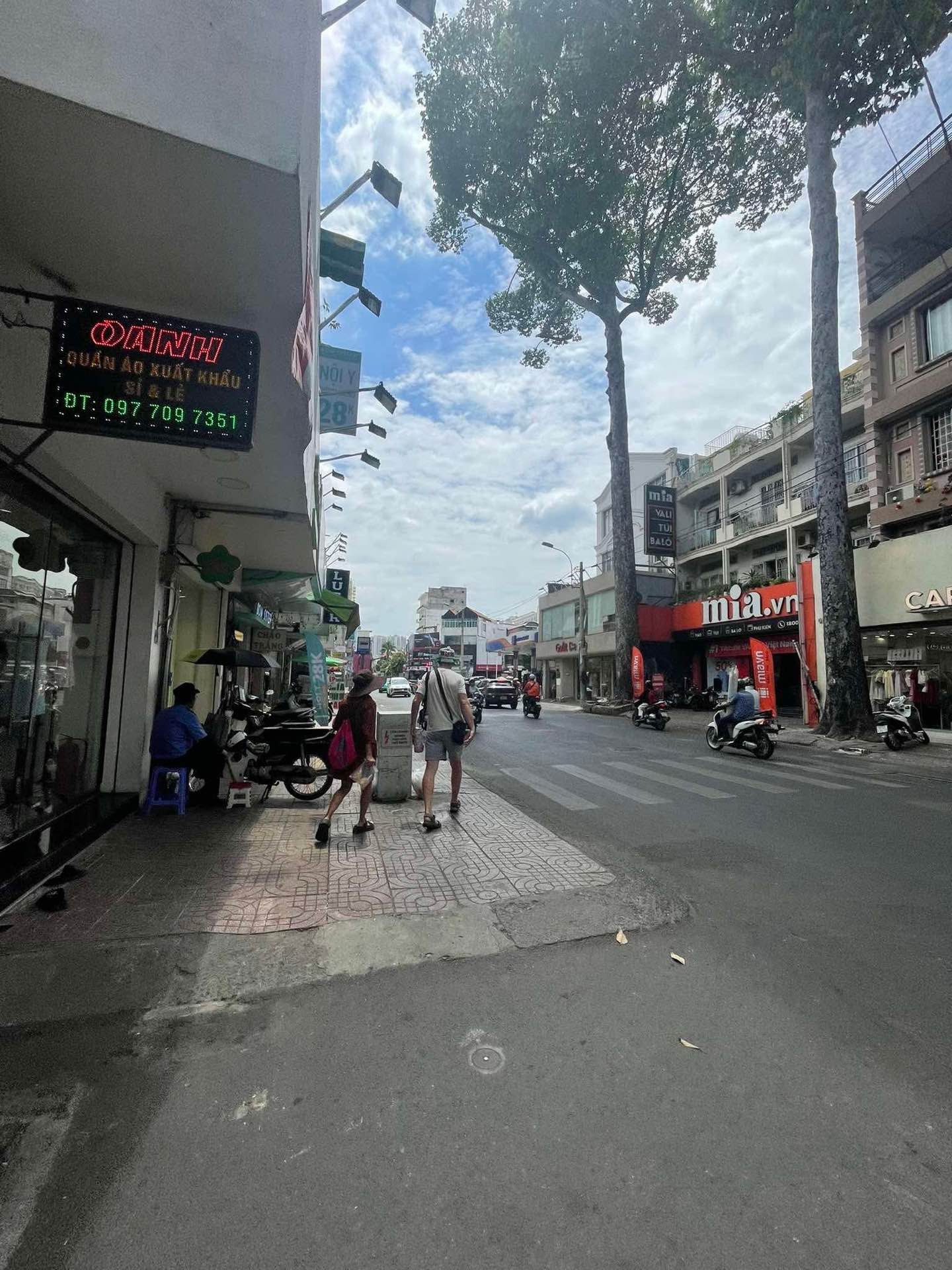 Nhà 5 tầng kiên cố khu trung tâm Quận 3, 8 phòng cho thuê hút khách
